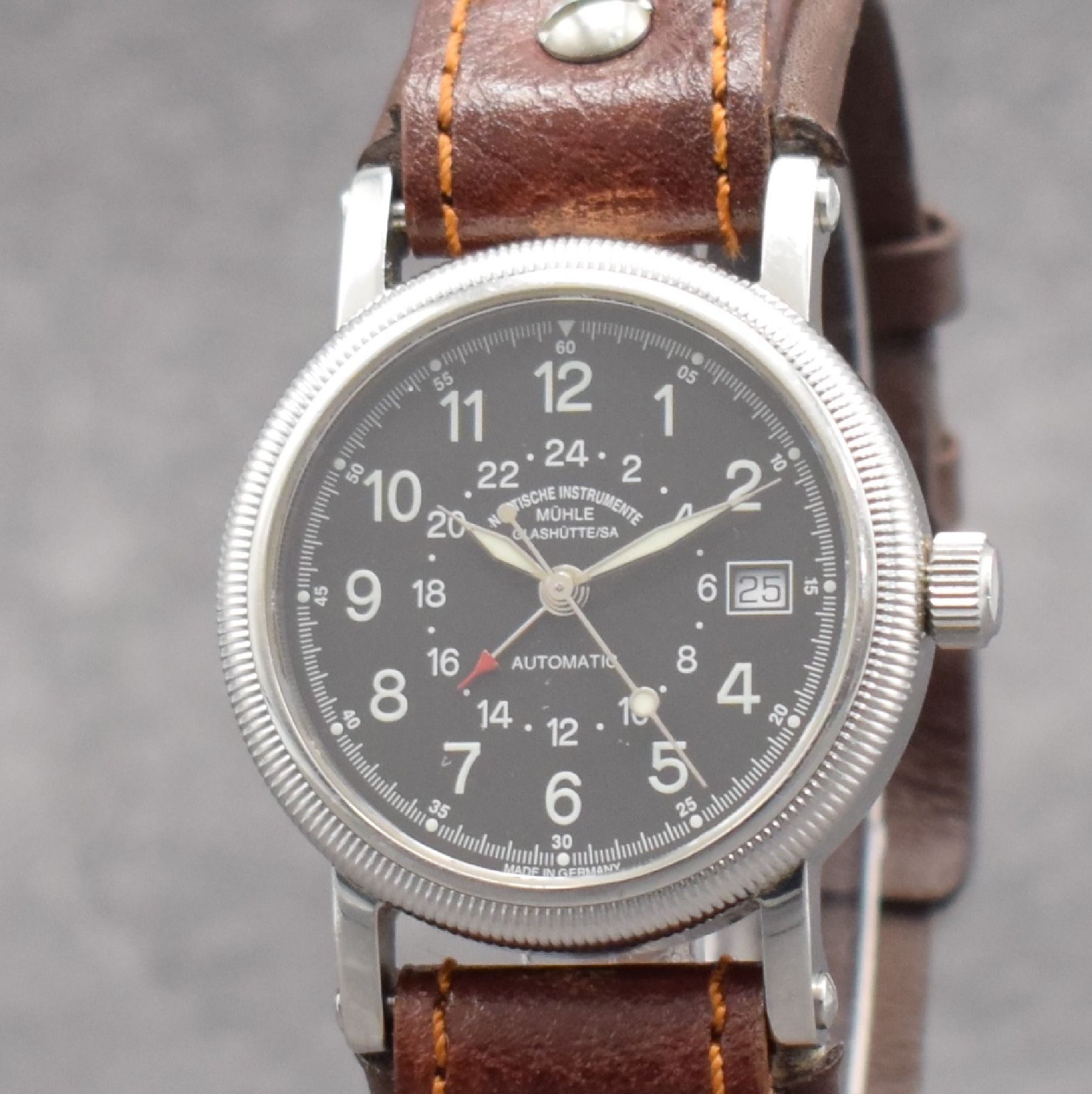 Detail c: MÜHLE Glashütte/SA Nautische Instrumente Herrenarmbanduhr mit 2er Zeitzone, Deutschland um 2000, Automatik, Ref. M 13140, beids. vergl. & verschr. ...