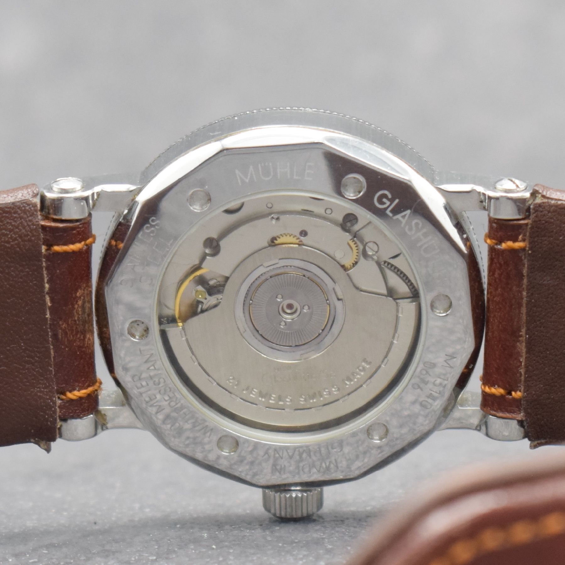 Detail e: MÜHLE Glashütte/SA Nautische Instrumente Herrenarmbanduhr mit 2er Zeitzone, Deutschland um 2000, Automatik, Ref. M 13140, beids. vergl. & verschr. ...