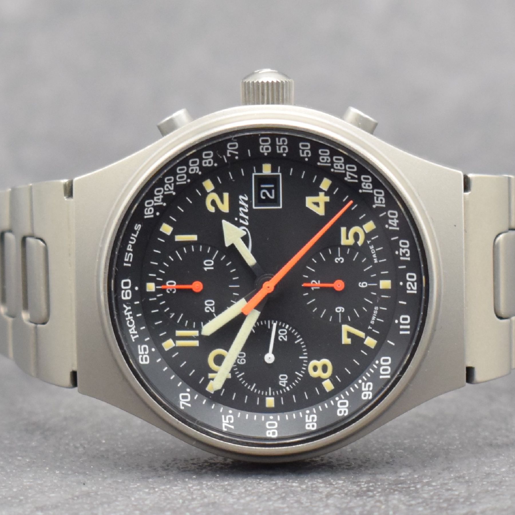 Detail a: SINN GMT Herrenarmbanduhr mit Chronograph, Deutschland/Schweiz um 1997, Automatik, beids. vergl. & verschr. Titan-Geh. inkl. Titanband m. Faltschl., ...