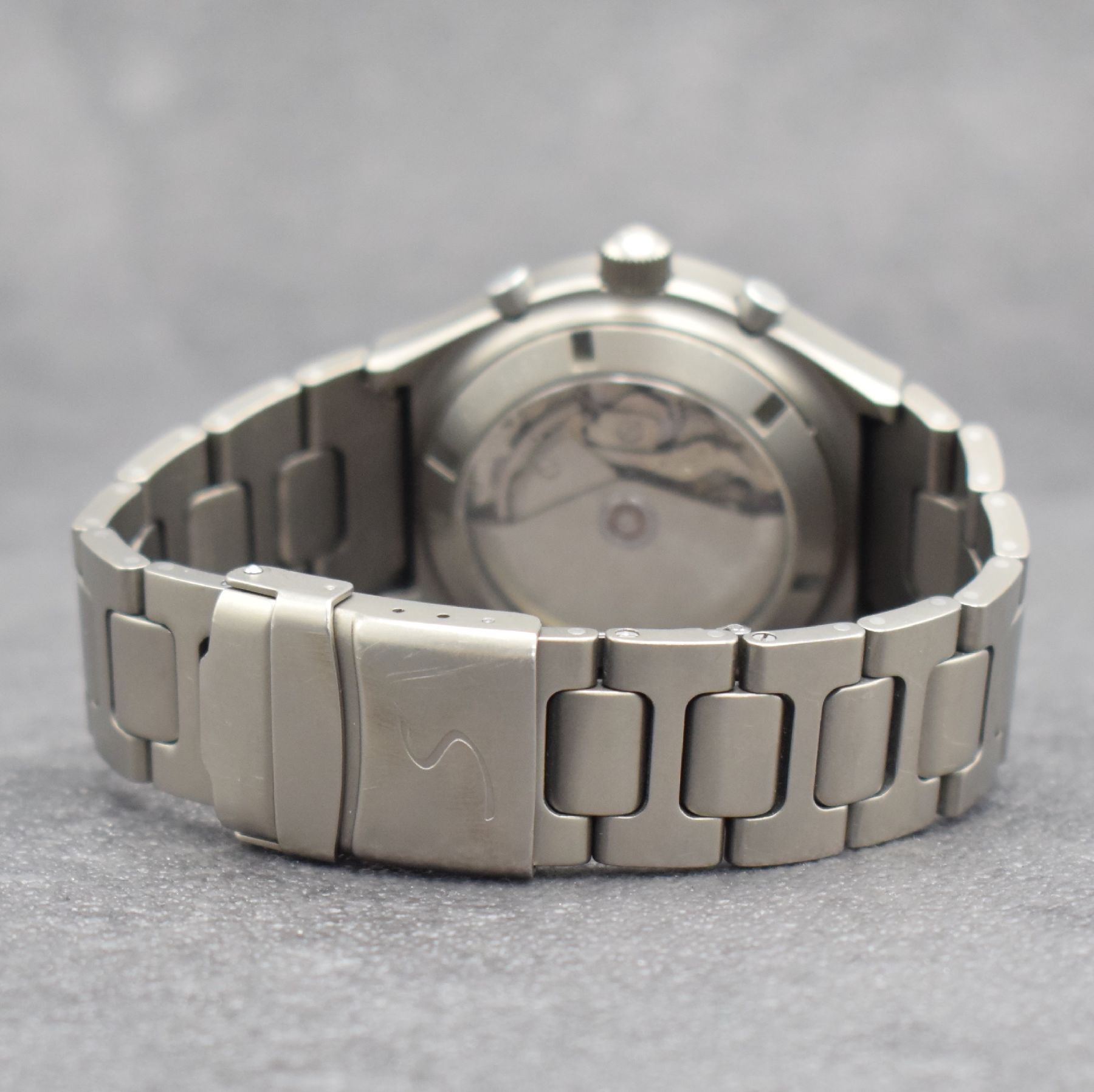 Detail d: SINN GMT Herrenarmbanduhr mit Chronograph, Deutschland/Schweiz um 1997, Automatik, beids. vergl. & verschr. Titan-Geh. inkl. Titanband m. Faltschl., ...
