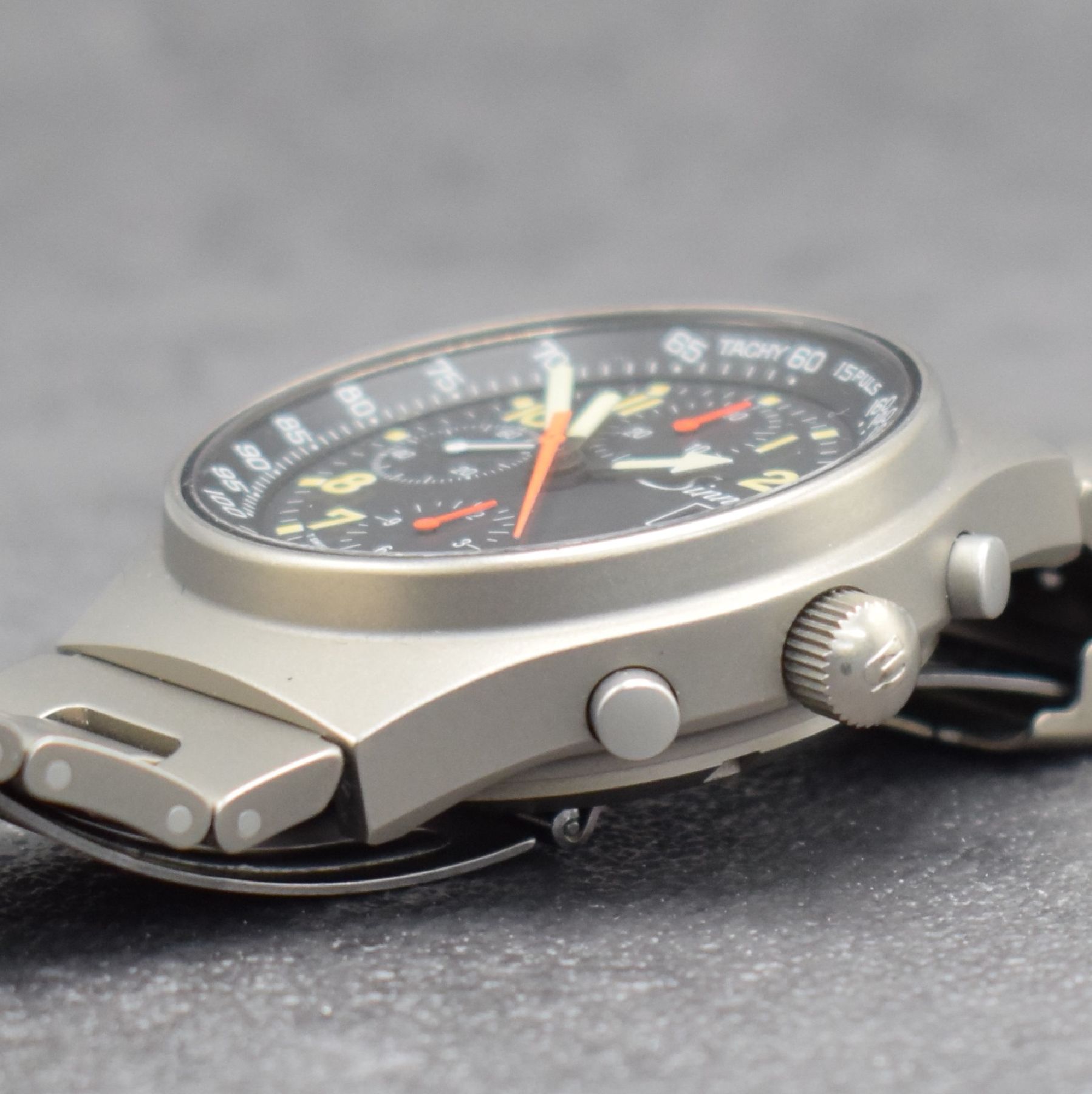 Detail e: SINN GMT Herrenarmbanduhr mit Chronograph, Deutschland/Schweiz um 1997, Automatik, beids. vergl. & verschr. Titan-Geh. inkl. Titanband m. Faltschl., ...