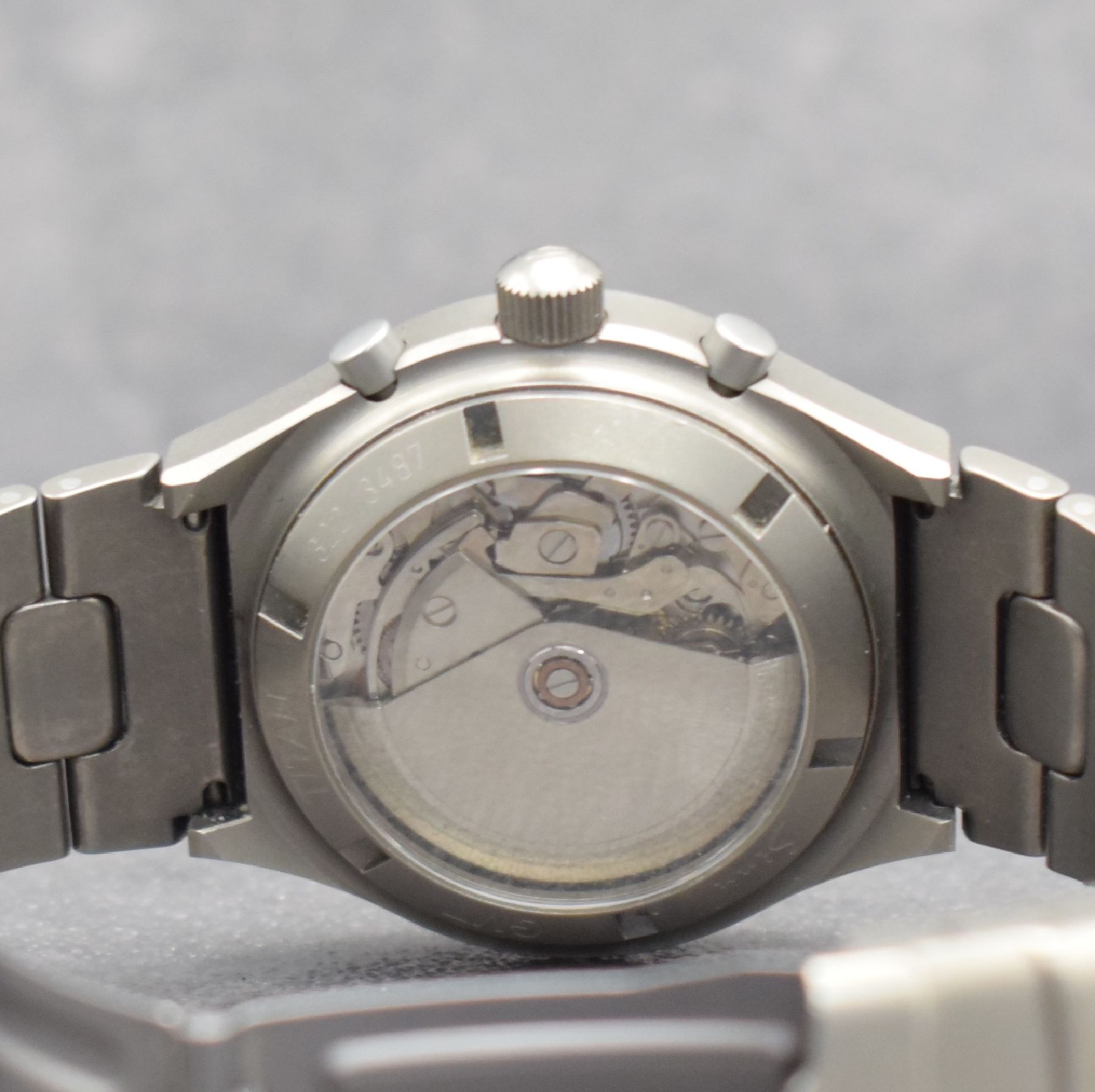 Detail f: SINN GMT Herrenarmbanduhr mit Chronograph, Deutschland/Schweiz um 1997, Automatik, beids. vergl. & verschr. Titan-Geh. inkl. Titanband m. Faltschl., ...