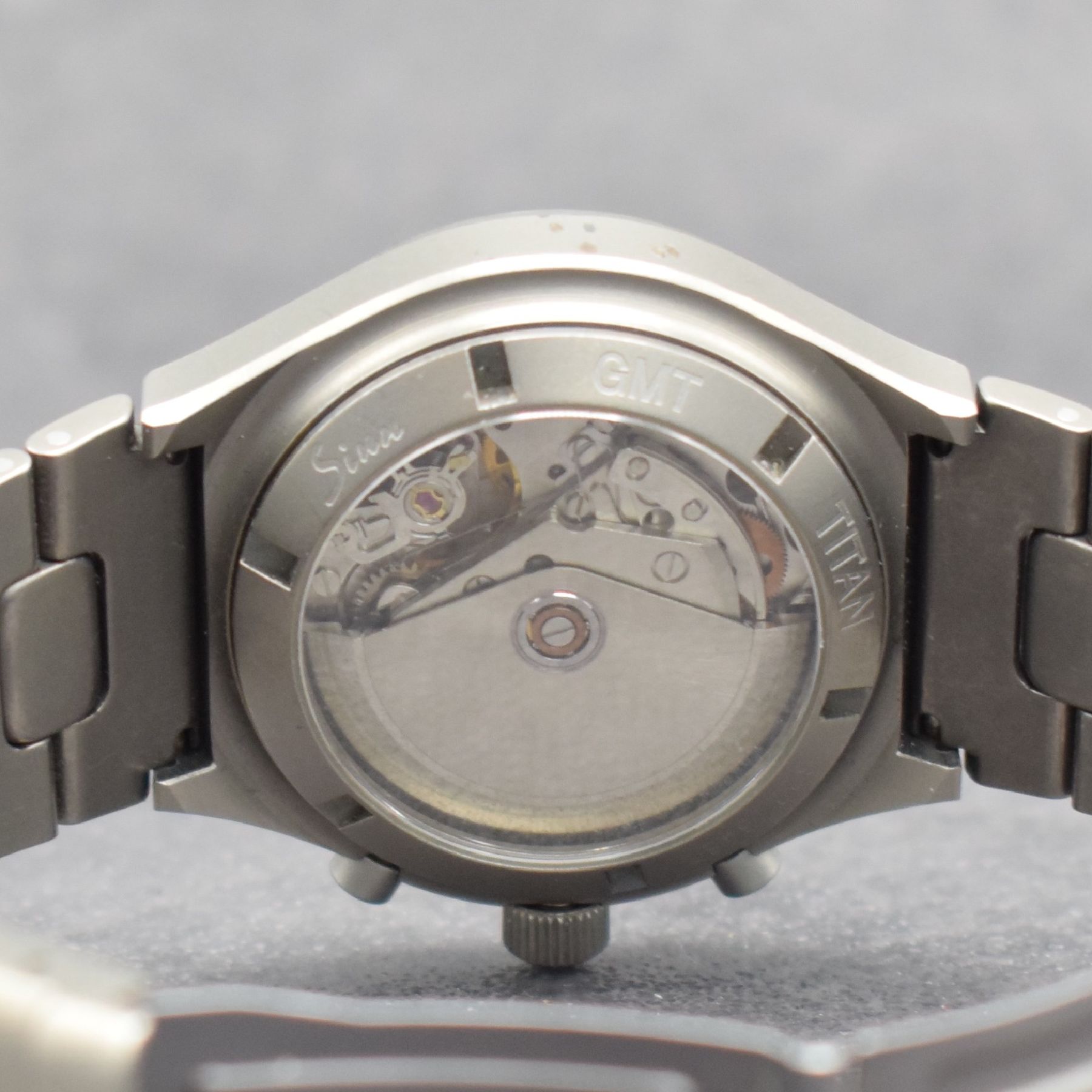 Detail g: SINN GMT Herrenarmbanduhr mit Chronograph, Deutschland/Schweiz um 1997, Automatik, beids. vergl. & verschr. Titan-Geh. inkl. Titanband m. Faltschl., ...
