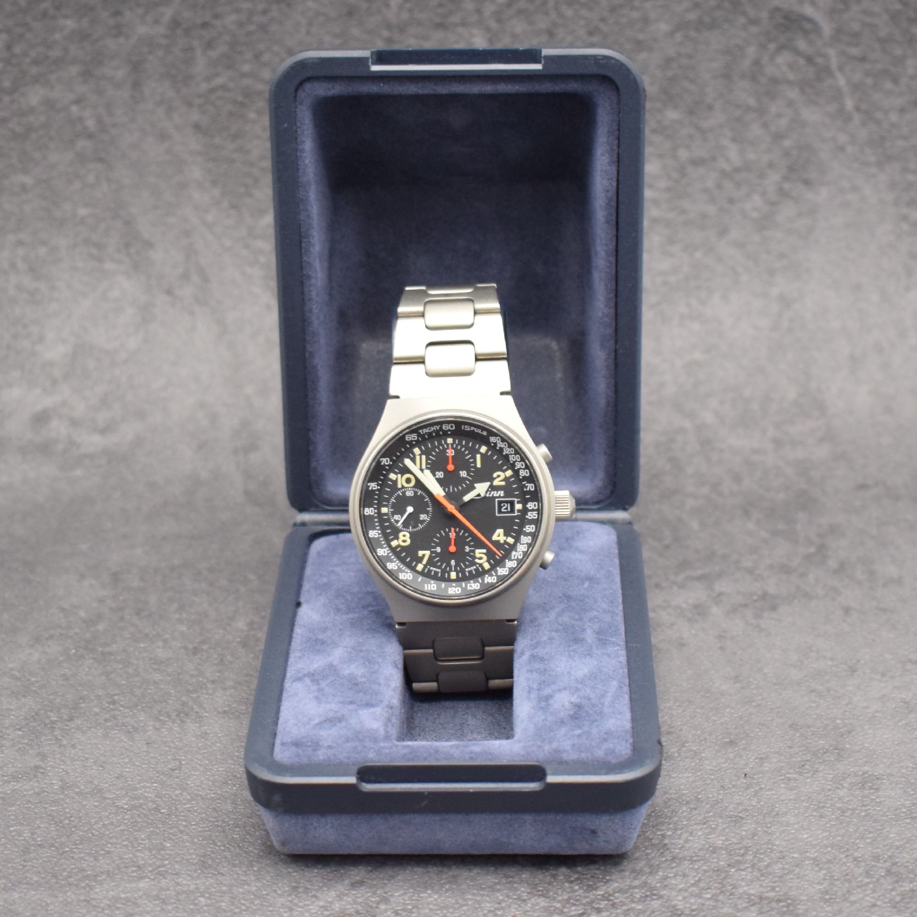 Detail h: SINN GMT Herrenarmbanduhr mit Chronograph, Deutschland/Schweiz um 1997, Automatik, beids. vergl. & verschr. Titan-Geh. inkl. Titanband m. Faltschl., ...