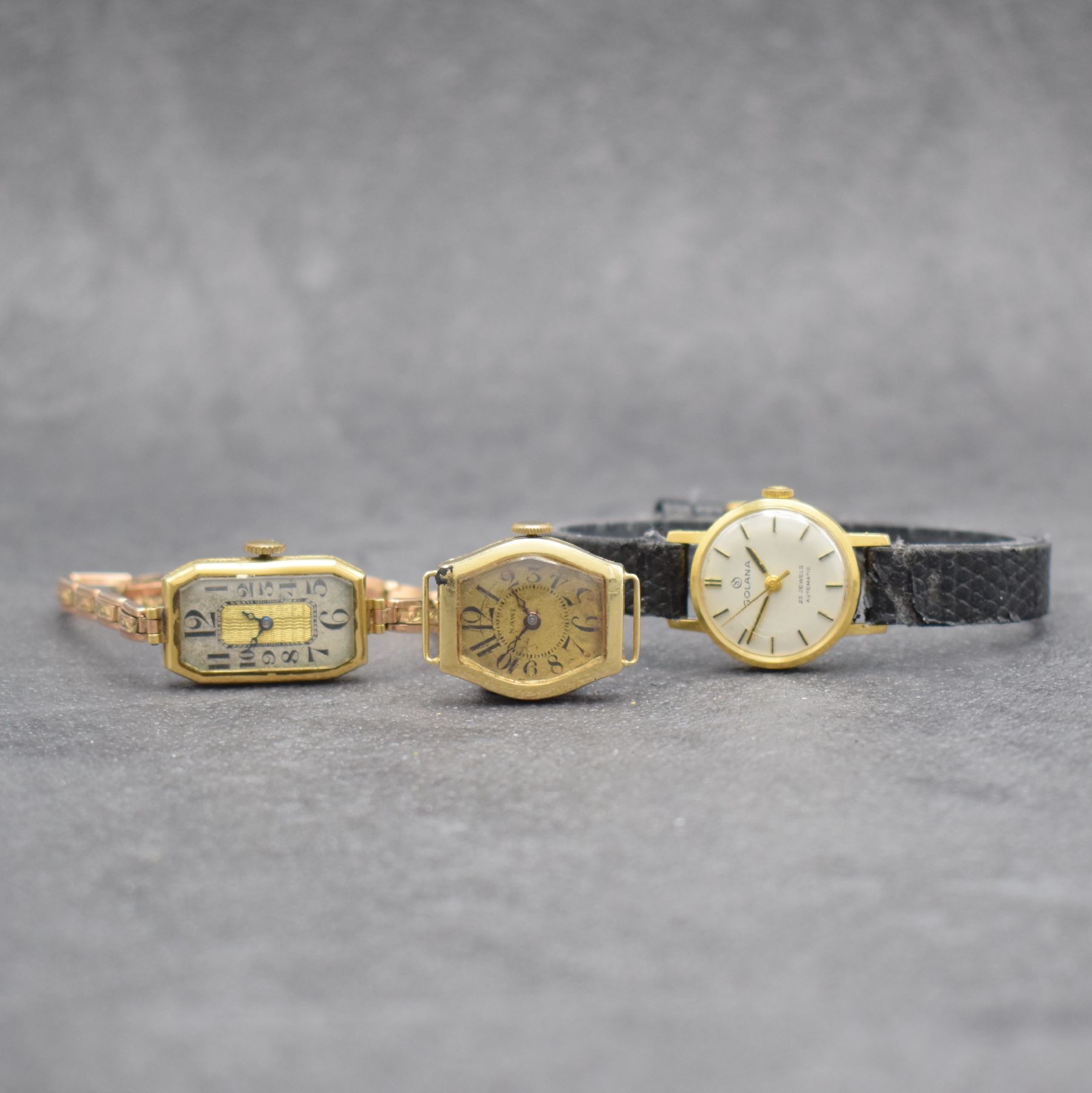 Konvolut: 3 Damenarmbanduhren in Gold, versch. Fertigungszeiten, 2 x Handaufzug, 1 x Automatik, 2 x GG 750/000, 1 x in GG 585/000, 1 x an RG 375/000 ...