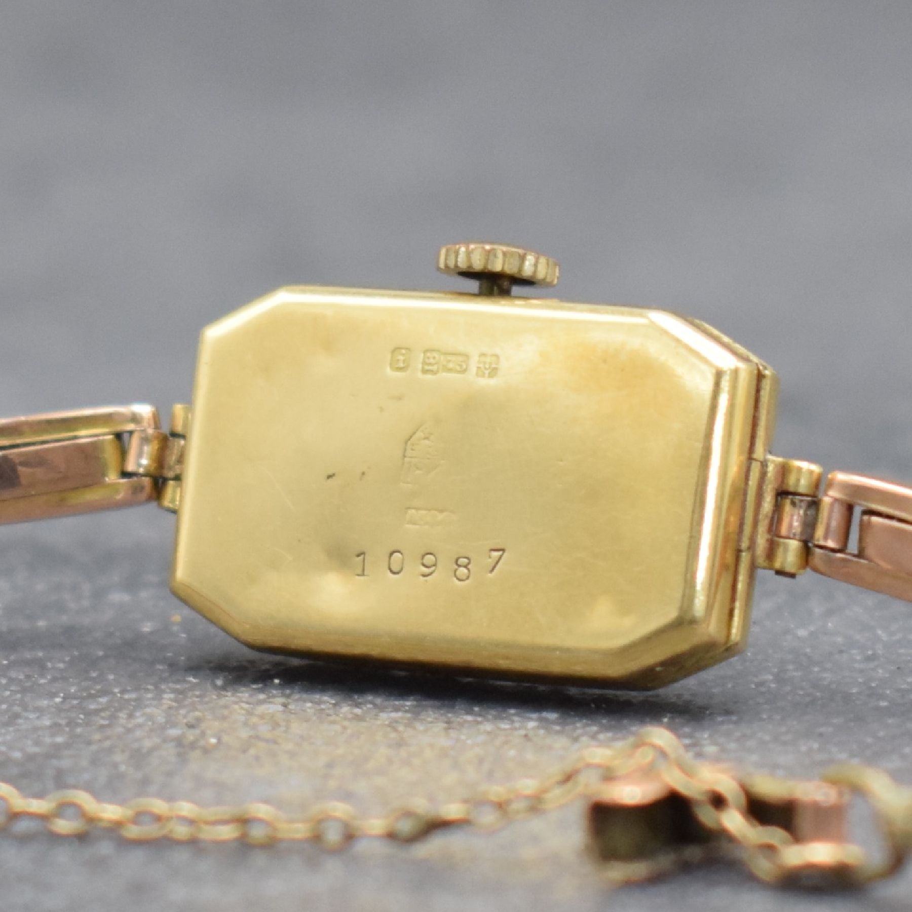 Detail e: Konvolut: 3 Damenarmbanduhren in Gold, versch. Fertigungszeiten, 2 x Handaufzug, 1 x Automatik, 2 x GG 750/000, 1 x in GG 585/000, 1 x an RG 375/000 ...