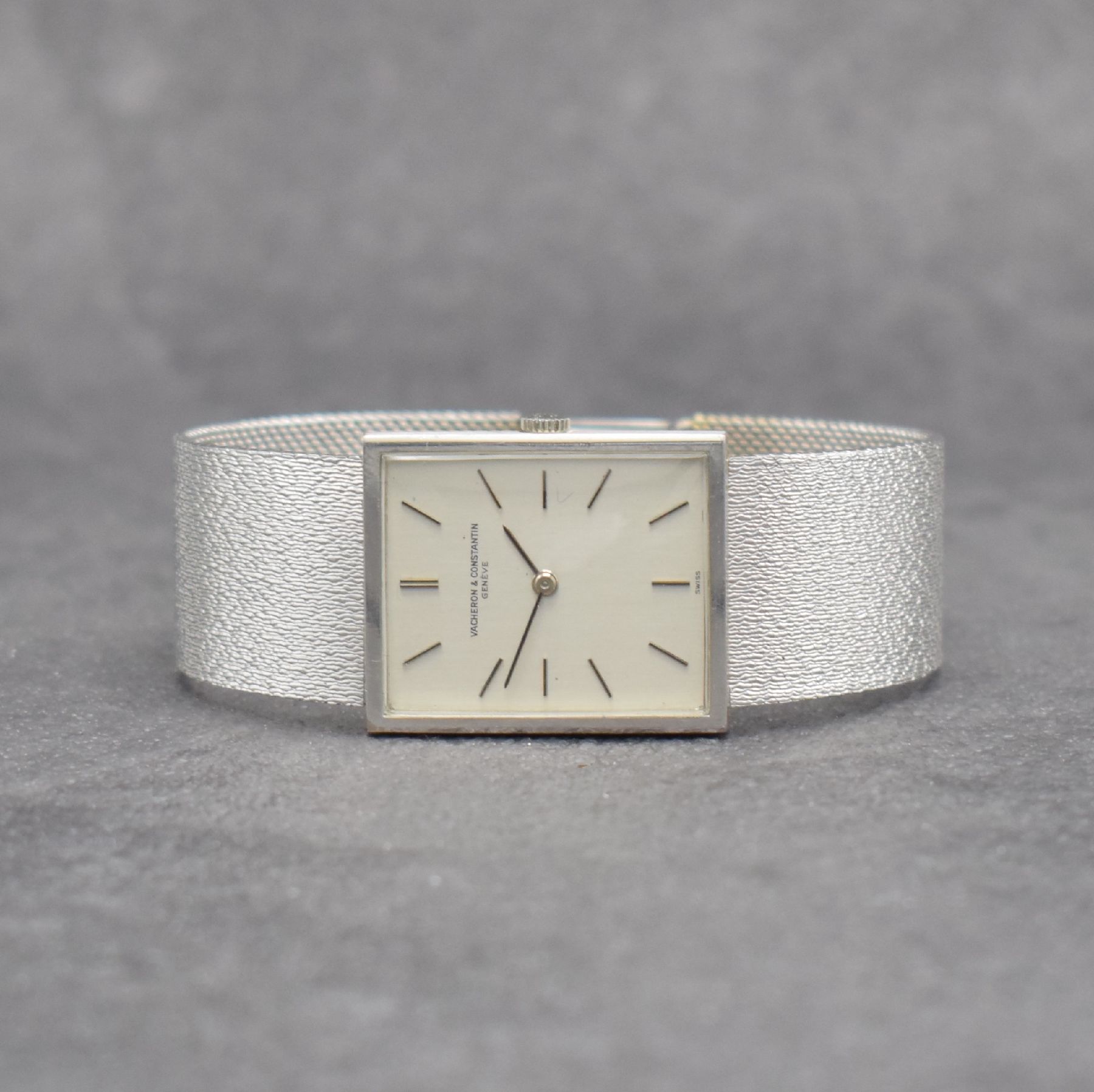 VACHERON & CONSTANTIN Herrenarmbanduhr in WG 750/000 Referenz 7139, Handaufzug, Schweiz um 1975, 2-teil. Geh., Boden aufgedr., Milanaiseband, silb. ...