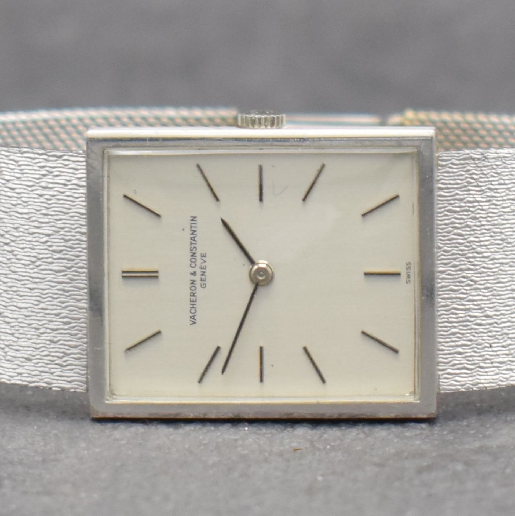 Detail a: VACHERON & CONSTANTIN Herrenarmbanduhr in WG 750/000 Referenz 7139, Handaufzug, Schweiz um 1975, 2-teil. Geh., Boden aufgedr., Milanaiseband, silb. ...