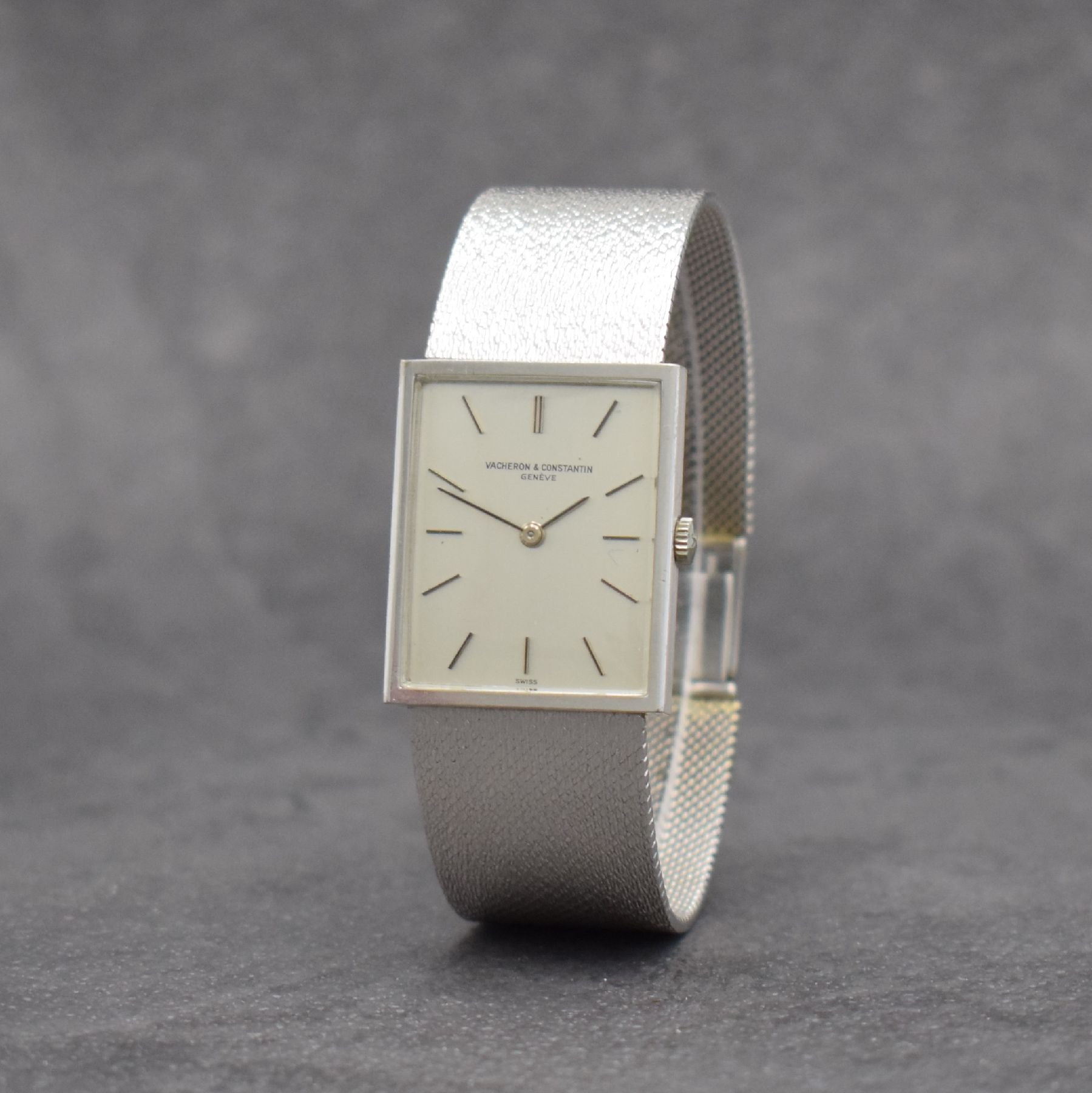 Detail b: VACHERON & CONSTANTIN Herrenarmbanduhr in WG 750/000 Referenz 7139, Handaufzug, Schweiz um 1975, 2-teil. Geh., Boden aufgedr., Milanaiseband, silb. ...