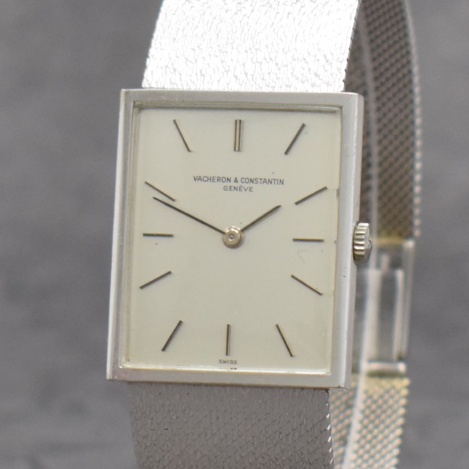 Detail c: VACHERON & CONSTANTIN Herrenarmbanduhr in WG 750/000 Referenz 7139, Handaufzug, Schweiz um 1975, 2-teil. Geh., Boden aufgedr., Milanaiseband, silb. ...