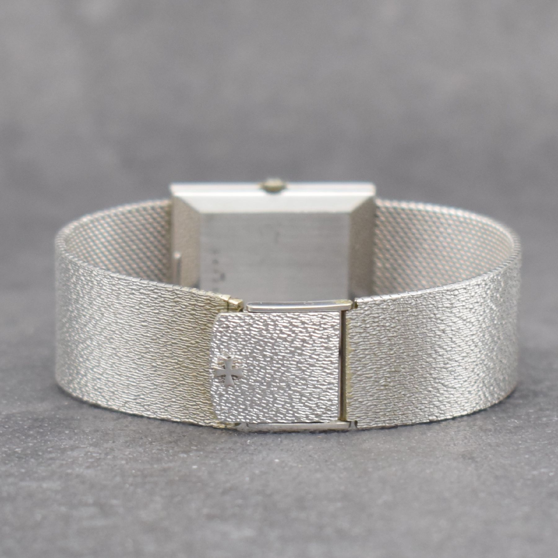 Detail d: VACHERON & CONSTANTIN Herrenarmbanduhr in WG 750/000 Referenz 7139, Handaufzug, Schweiz um 1975, 2-teil. Geh., Boden aufgedr., Milanaiseband, silb. ...