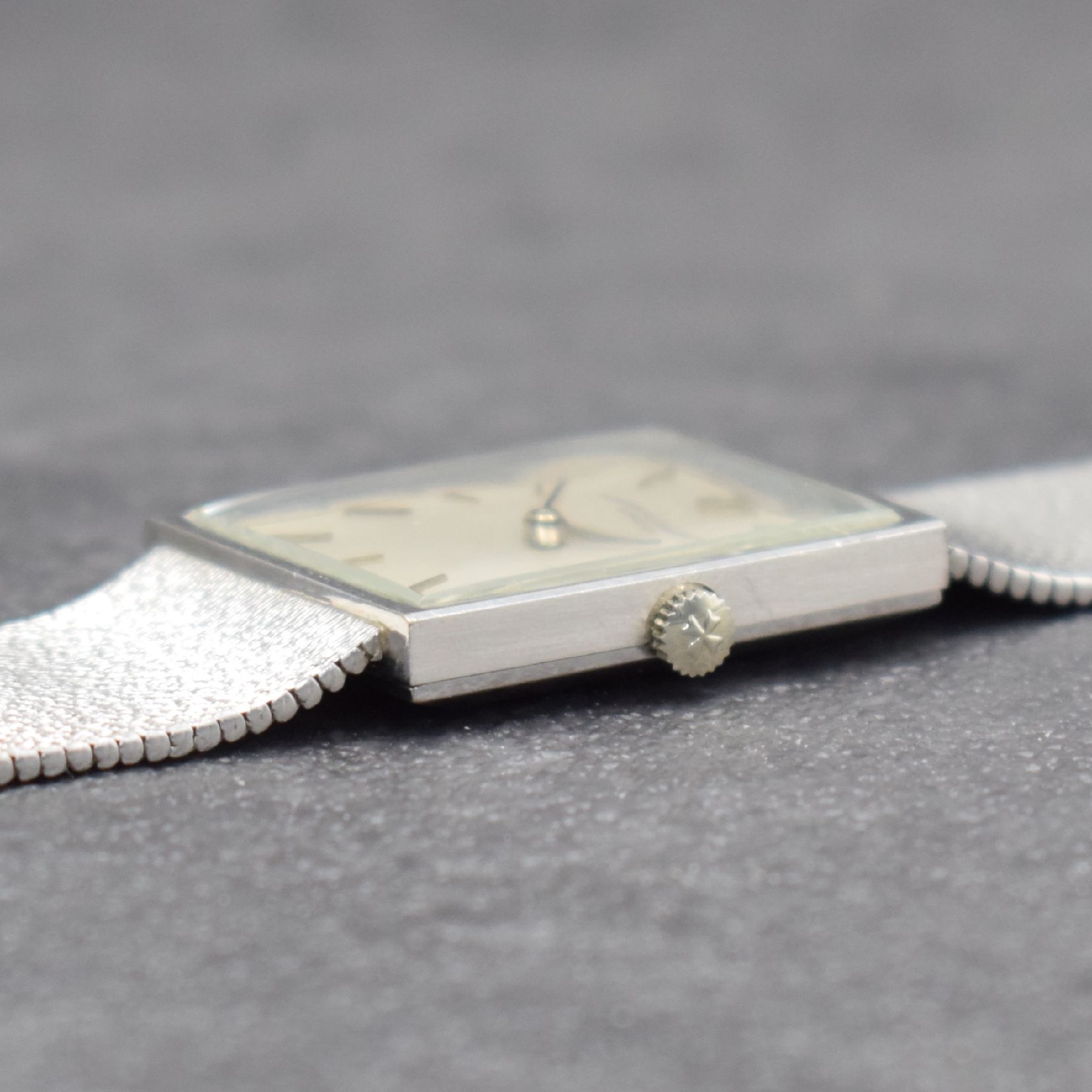 Detail e: VACHERON & CONSTANTIN Herrenarmbanduhr in WG 750/000 Referenz 7139, Handaufzug, Schweiz um 1975, 2-teil. Geh., Boden aufgedr., Milanaiseband, silb. ...