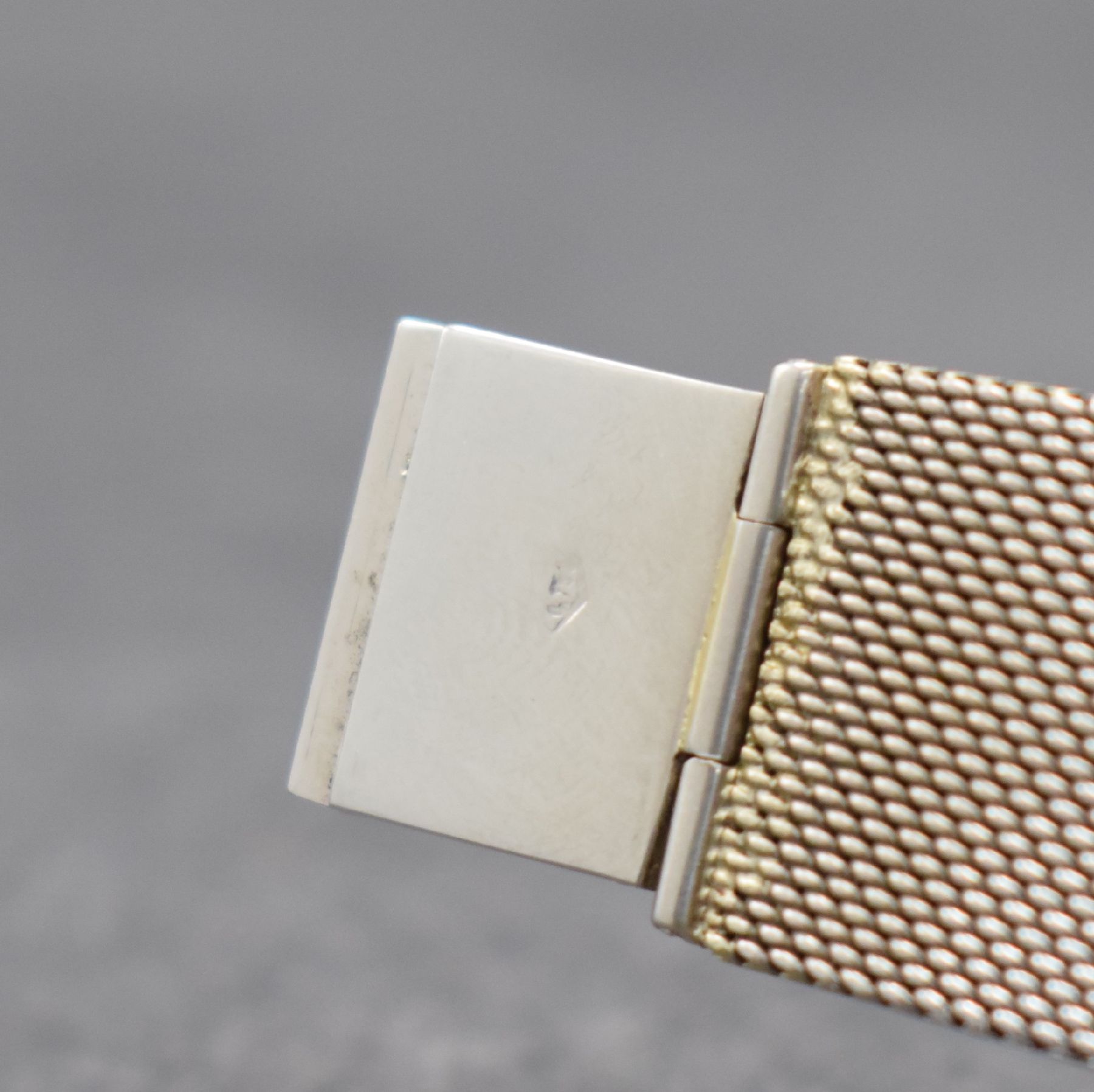 Detail f: VACHERON & CONSTANTIN Herrenarmbanduhr in WG 750/000 Referenz 7139, Handaufzug, Schweiz um 1975, 2-teil. Geh., Boden aufgedr., Milanaiseband, silb. ...