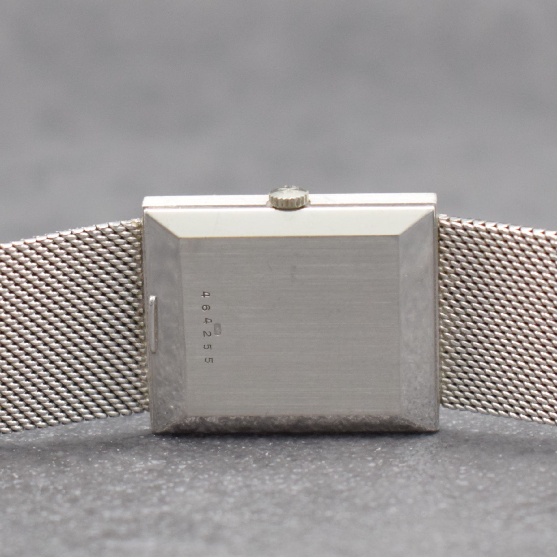 Detail g: VACHERON & CONSTANTIN Herrenarmbanduhr in WG 750/000 Referenz 7139, Handaufzug, Schweiz um 1975, 2-teil. Geh., Boden aufgedr., Milanaiseband, silb. ...