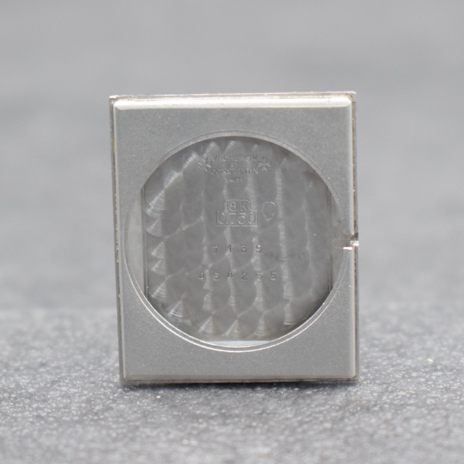 Detail i: VACHERON & CONSTANTIN Herrenarmbanduhr in WG 750/000 Referenz 7139, Handaufzug, Schweiz um 1975, 2-teil. Geh., Boden aufgedr., Milanaiseband, silb. ...