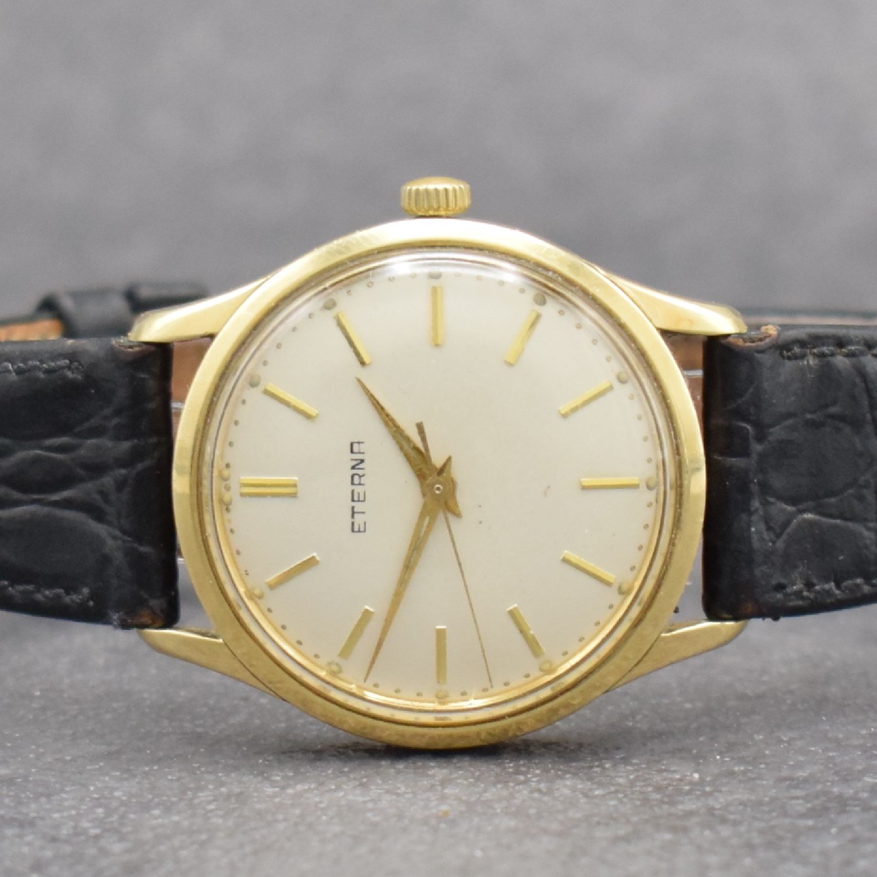 Detail a: ETERNA Herrenarmbanduhr in GG 585/000, Handaufzug, Schweiz Ende 1950er Jahre, Boden m. Widmungsgravur verschr., silb. Zifferbl. m. aufgel. Indizes l. ...