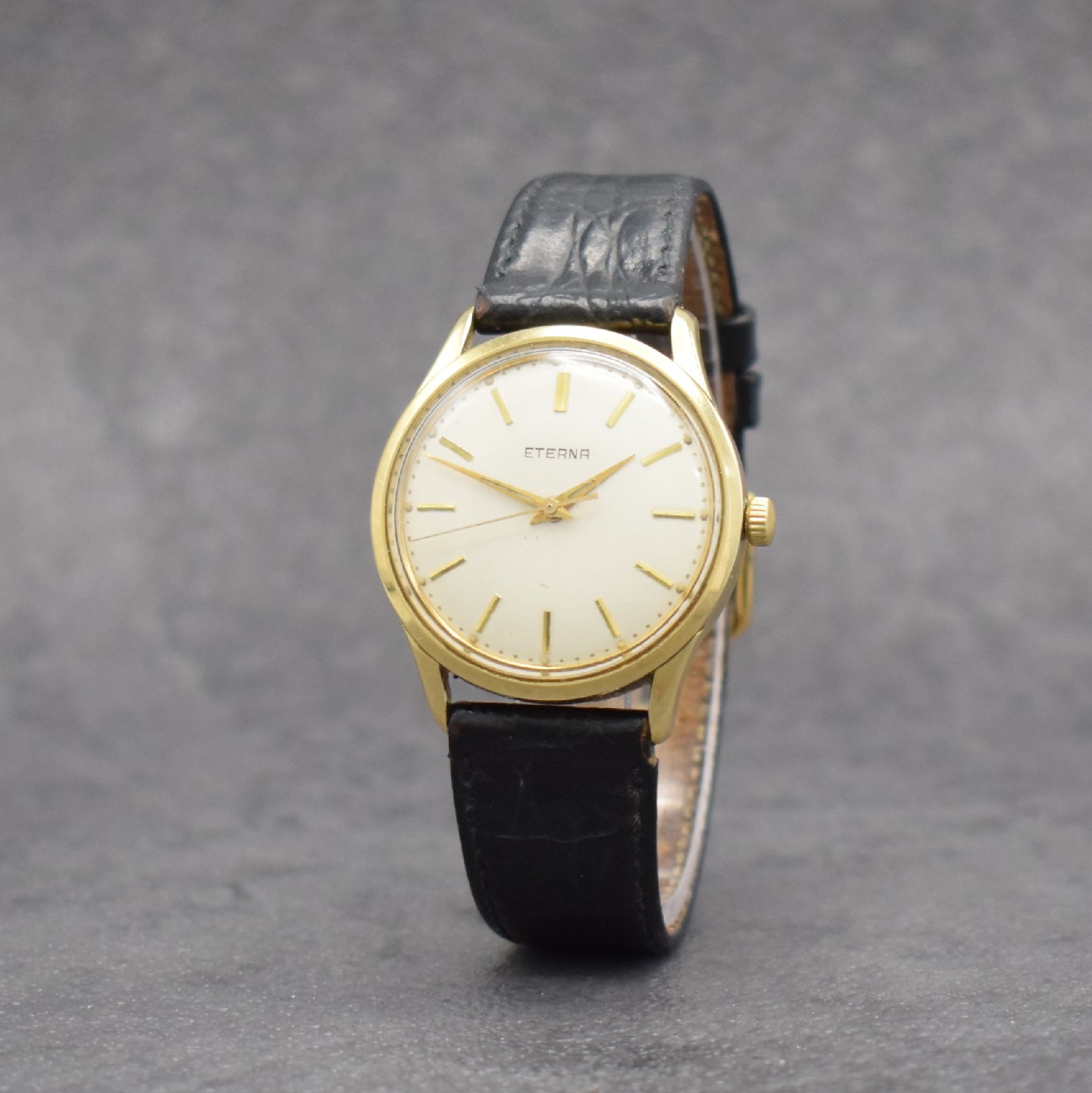 Detail b: ETERNA Herrenarmbanduhr in GG 585/000, Handaufzug, Schweiz Ende 1950er Jahre, Boden m. Widmungsgravur verschr., silb. Zifferbl. m. aufgel. Indizes l. ...