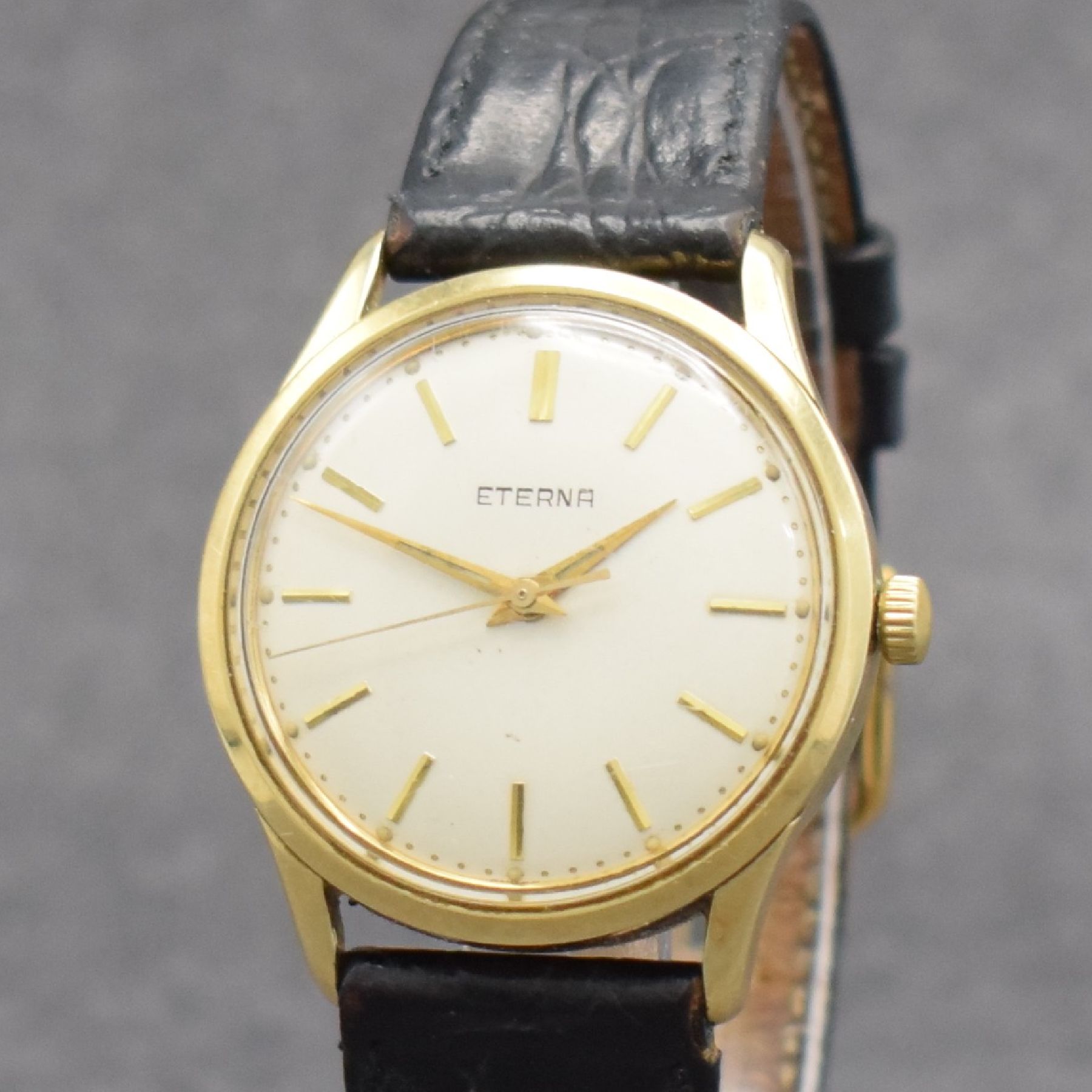 Detail c: ETERNA Herrenarmbanduhr in GG 585/000, Handaufzug, Schweiz Ende 1950er Jahre, Boden m. Widmungsgravur verschr., silb. Zifferbl. m. aufgel. Indizes l. ...