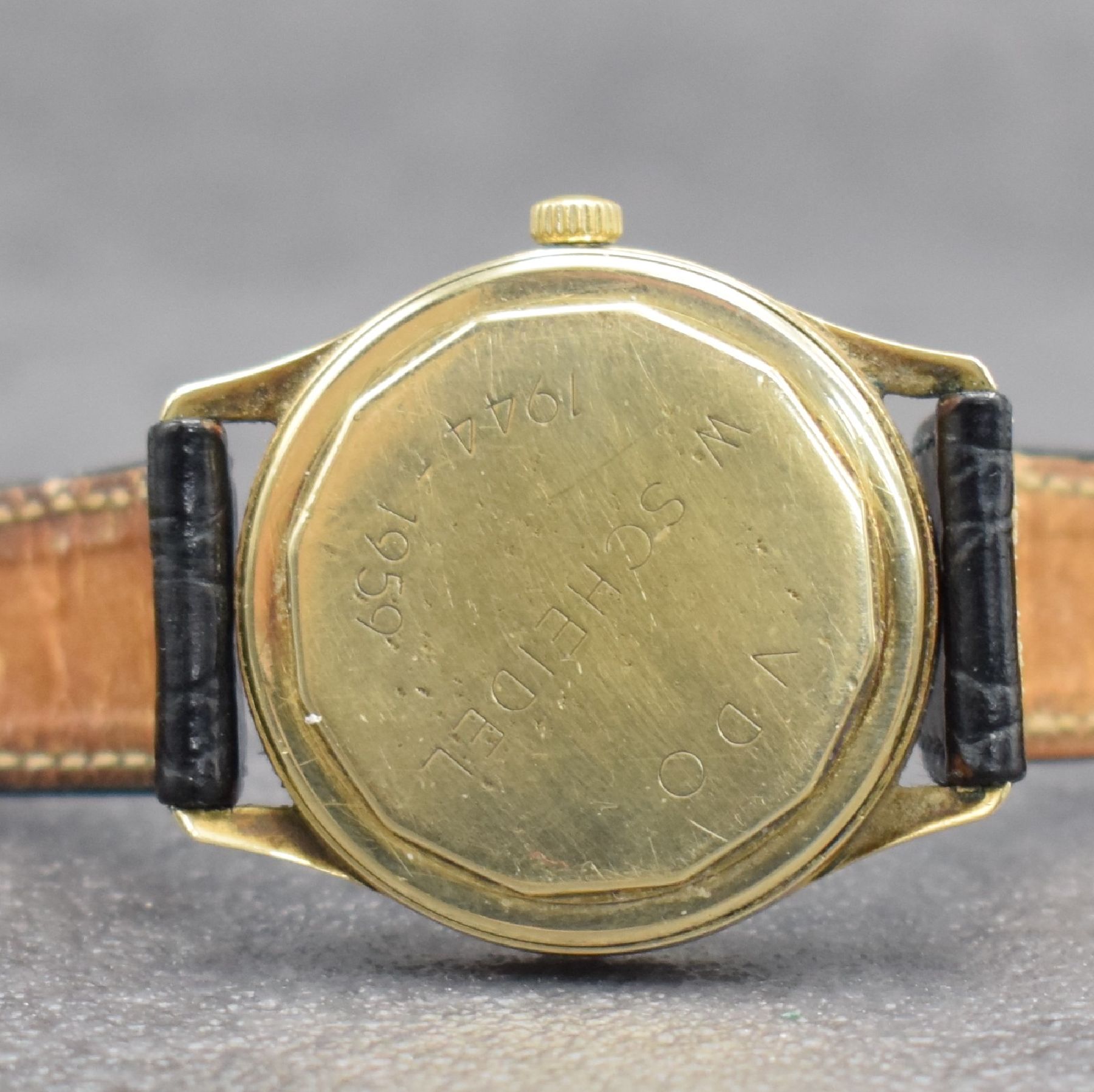 Detail d: ETERNA Herrenarmbanduhr in GG 585/000, Handaufzug, Schweiz Ende 1950er Jahre, Boden m. Widmungsgravur verschr., silb. Zifferbl. m. aufgel. Indizes l. ...