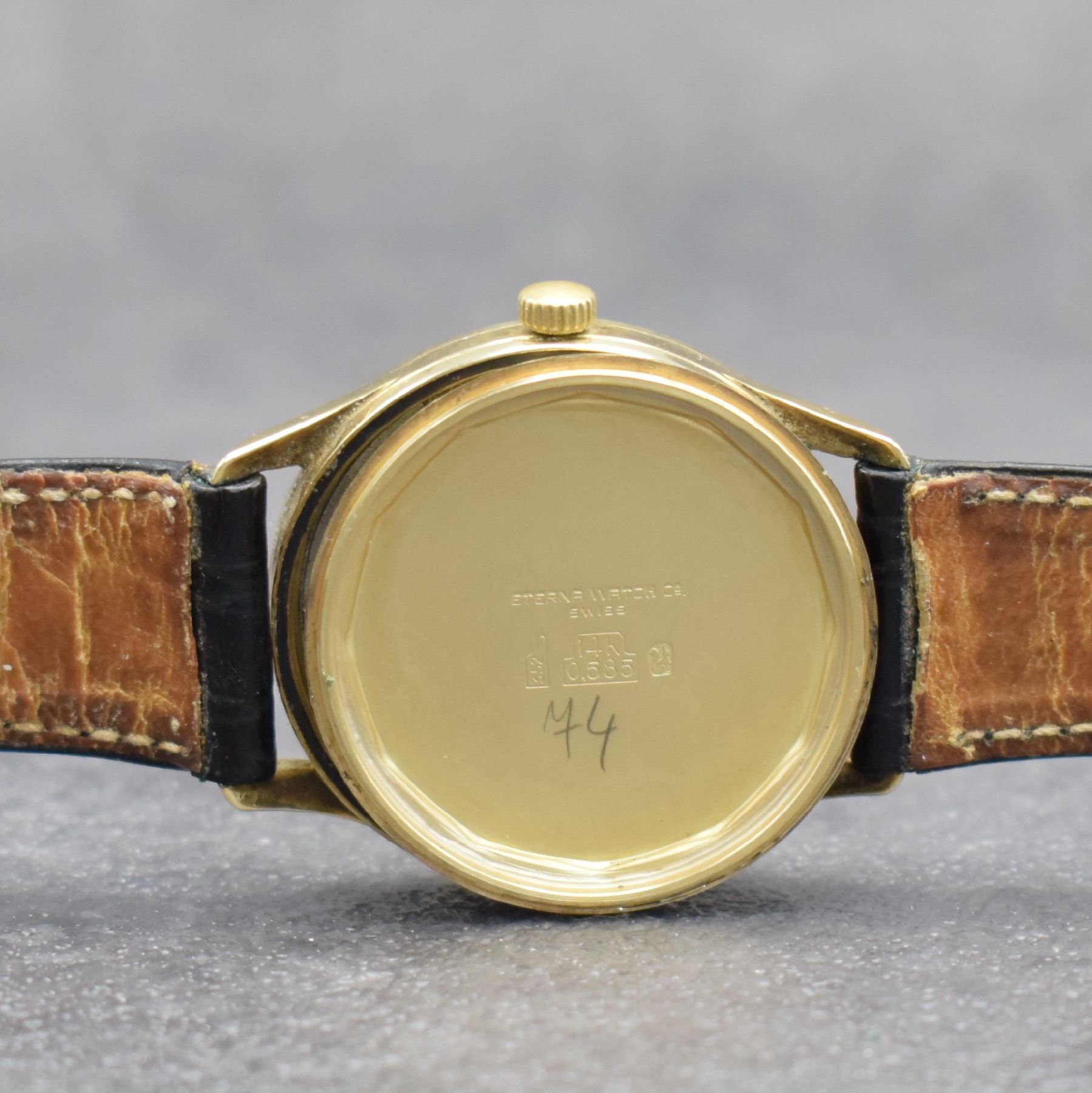 Detail f: ETERNA Herrenarmbanduhr in GG 585/000, Handaufzug, Schweiz Ende 1950er Jahre, Boden m. Widmungsgravur verschr., silb. Zifferbl. m. aufgel. Indizes l. ...