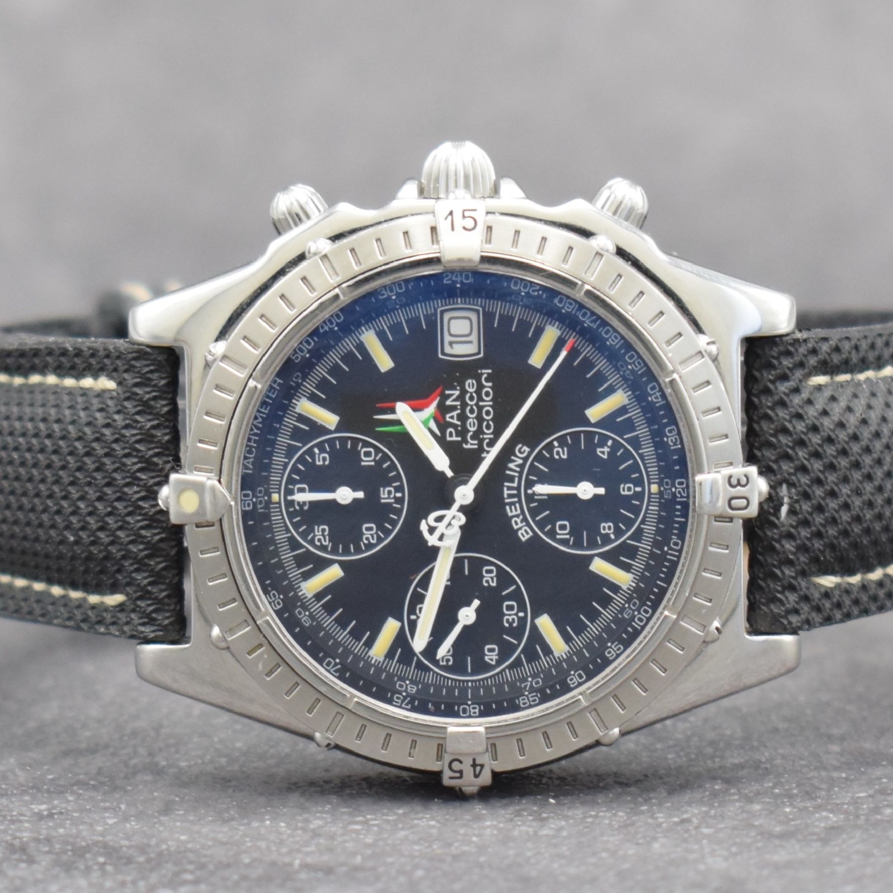 Detail a: BREITLING Armbandchronograph aus der Serie Kunstflugstaffeln hier P.A.N. frecce tricolori in Stahl, Automatik, Ref. A1350.1, auf 4.000 Stück ...