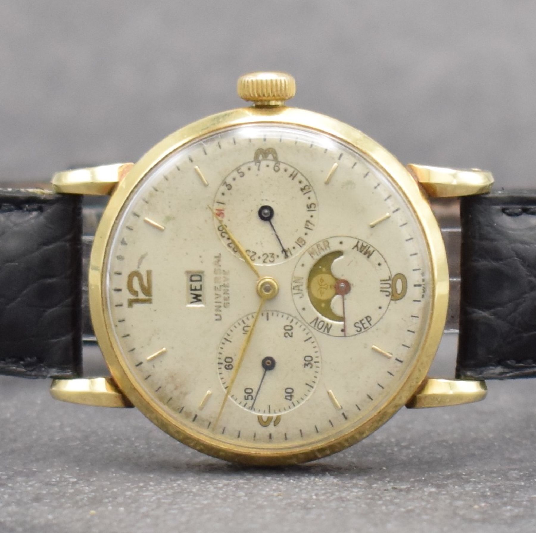 Detail a: UNIVERSAL GENEVE Herrenarmbanduhr in GG 585/000 mit Vollkalender Kaliber 291, Schweiz um 1947, Handaufzug, 3-tlg. Geh., Boden m. Widmung & Glasrand ...