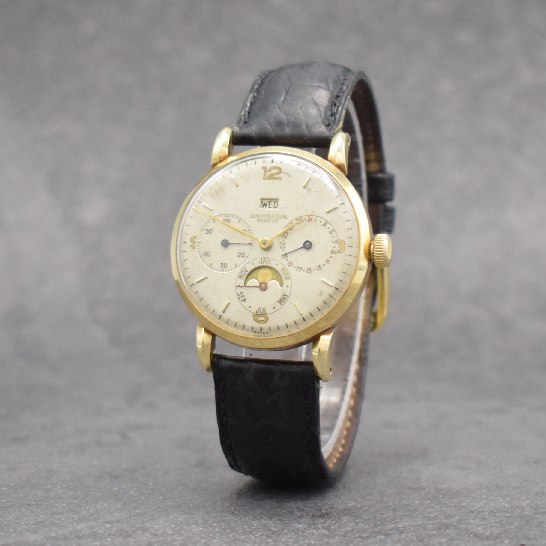 Detail b: UNIVERSAL GENEVE Herrenarmbanduhr in GG 585/000 mit Vollkalender Kaliber 291, Schweiz um 1947, Handaufzug, 3-tlg. Geh., Boden m. Widmung & Glasrand ...