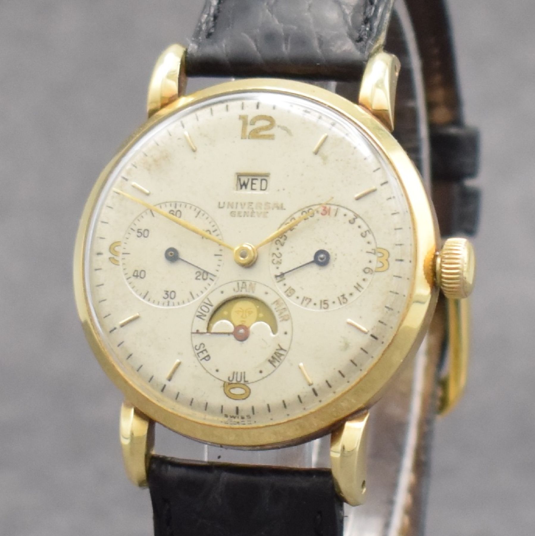 Detail c: UNIVERSAL GENEVE Herrenarmbanduhr in GG 585/000 mit Vollkalender Kaliber 291, Schweiz um 1947, Handaufzug, 3-tlg. Geh., Boden m. Widmung & Glasrand ...