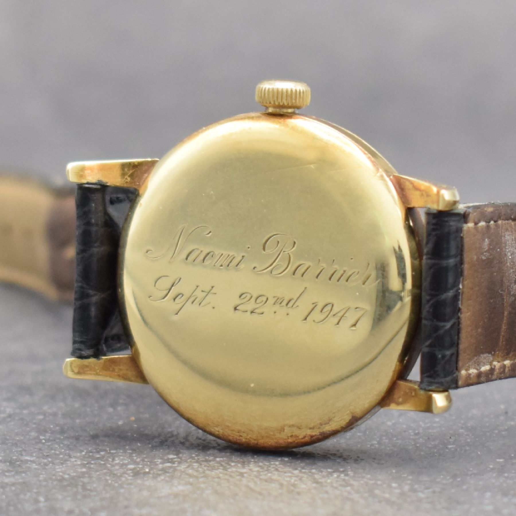 Detail d: UNIVERSAL GENEVE Herrenarmbanduhr in GG 585/000 mit Vollkalender Kaliber 291, Schweiz um 1947, Handaufzug, 3-tlg. Geh., Boden m. Widmung & Glasrand ...