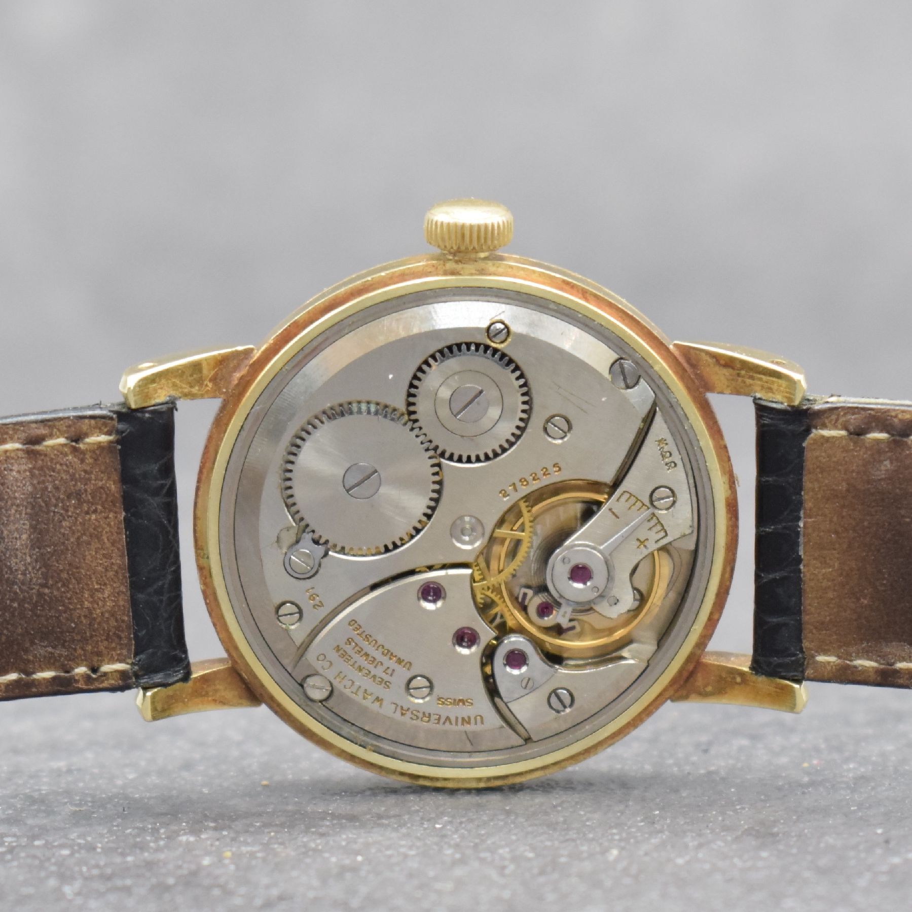 Detail e: UNIVERSAL GENEVE Herrenarmbanduhr in GG 585/000 mit Vollkalender Kaliber 291, Schweiz um 1947, Handaufzug, 3-tlg. Geh., Boden m. Widmung & Glasrand ...