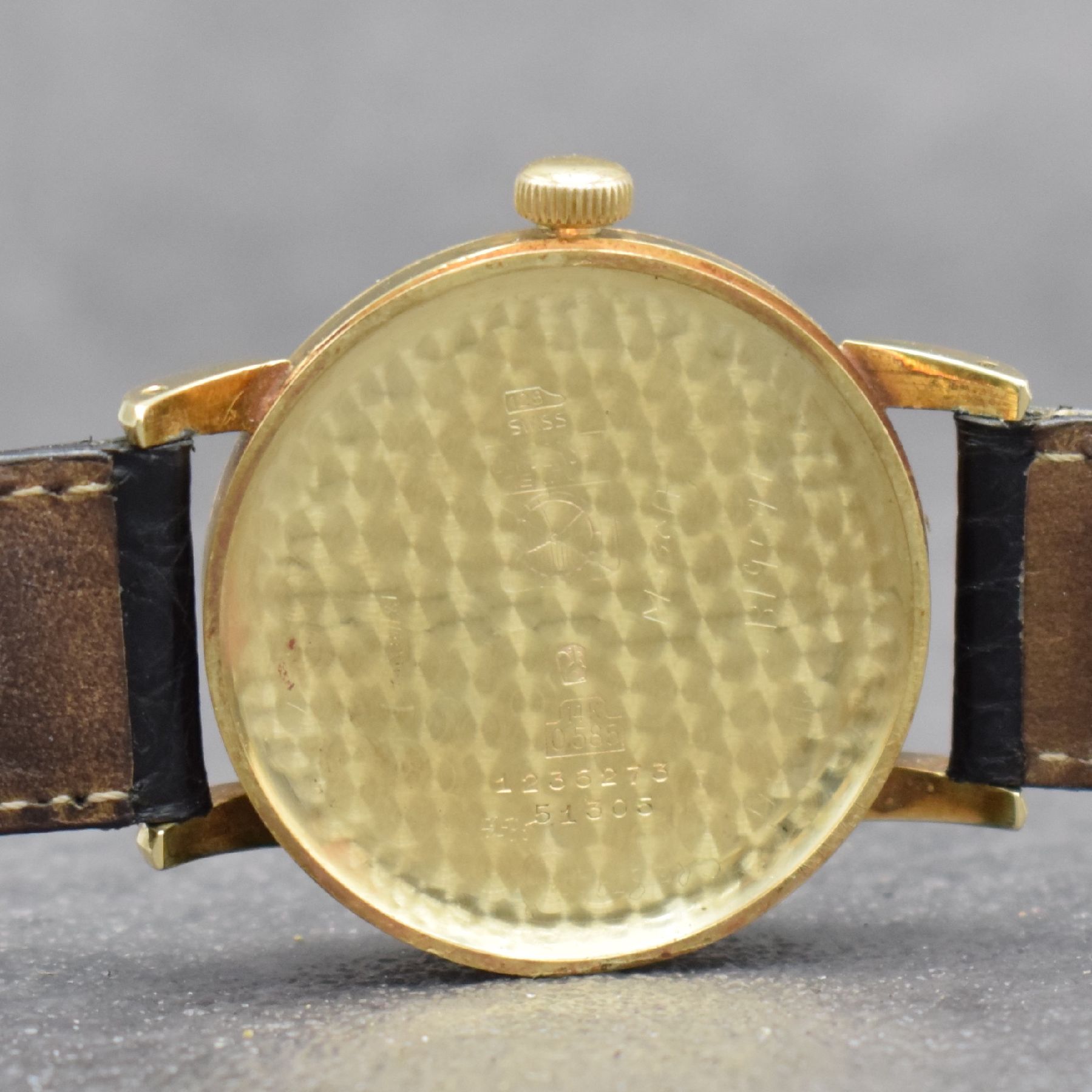 Detail f: UNIVERSAL GENEVE Herrenarmbanduhr in GG 585/000 mit Vollkalender Kaliber 291, Schweiz um 1947, Handaufzug, 3-tlg. Geh., Boden m. Widmung & Glasrand ...