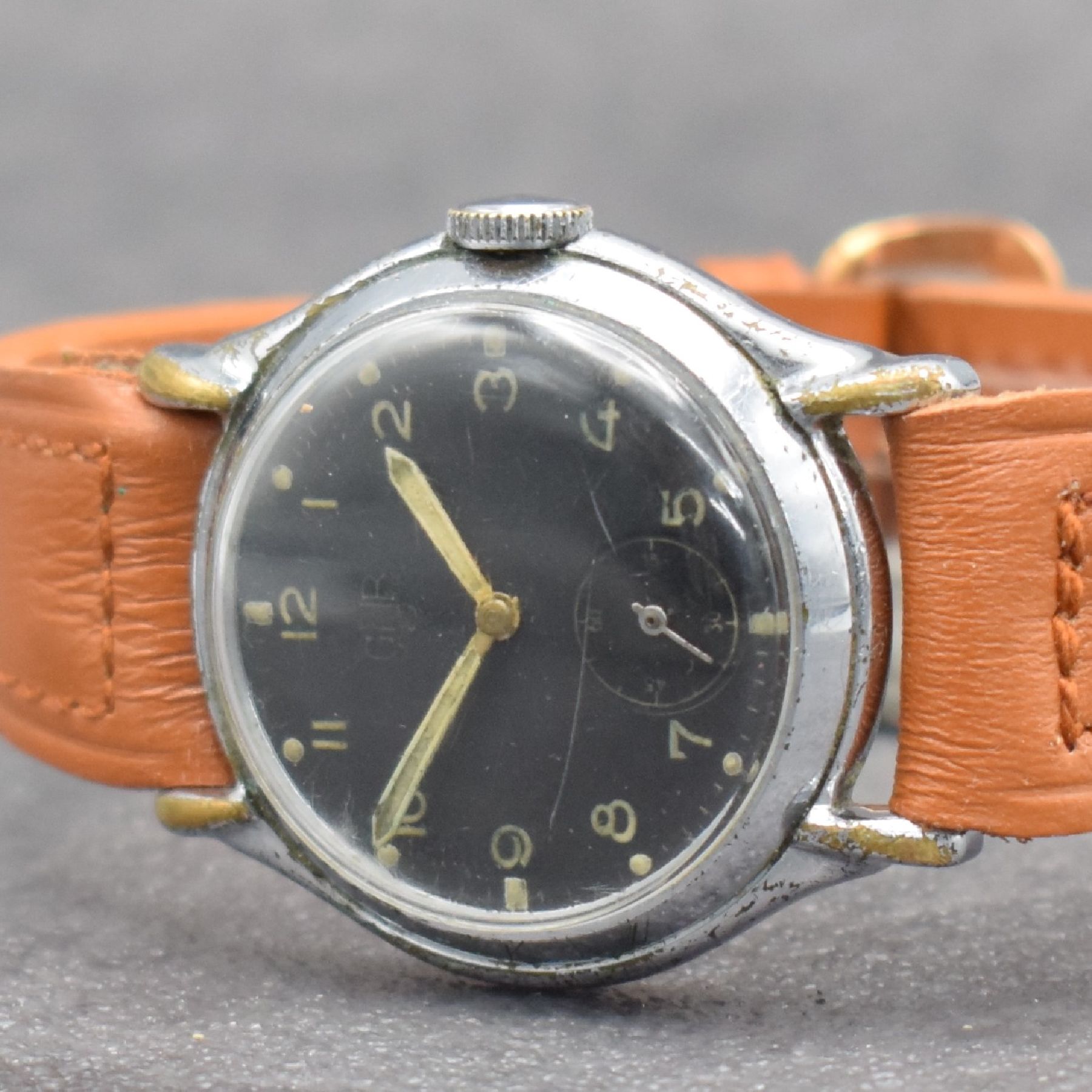 Detail b: GUB Herrenarmbanduhr mit Kaliber 60, Handaufzug, DDR um 1952, verchr. Metallgeh. m. ausgef. Bandanst. ber., Edelstahlboden aufgedr., schwarzes ...