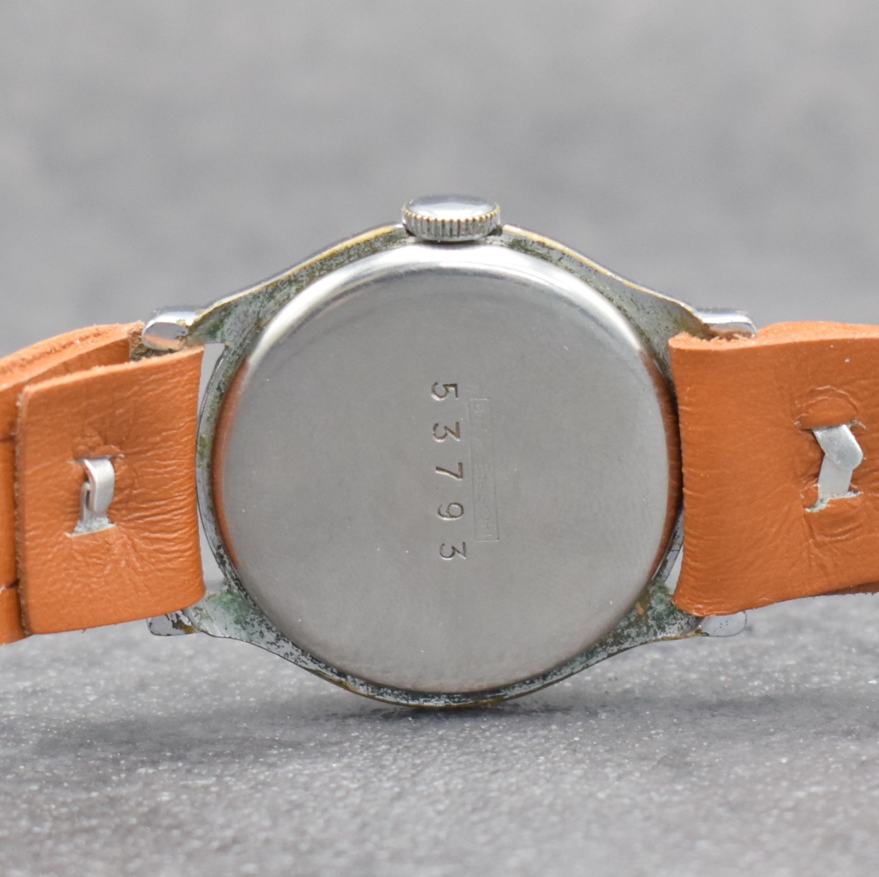 Detail c: GUB Herrenarmbanduhr mit Kaliber 60, Handaufzug, DDR um 1952, verchr. Metallgeh. m. ausgef. Bandanst. ber., Edelstahlboden aufgedr., schwarzes ...