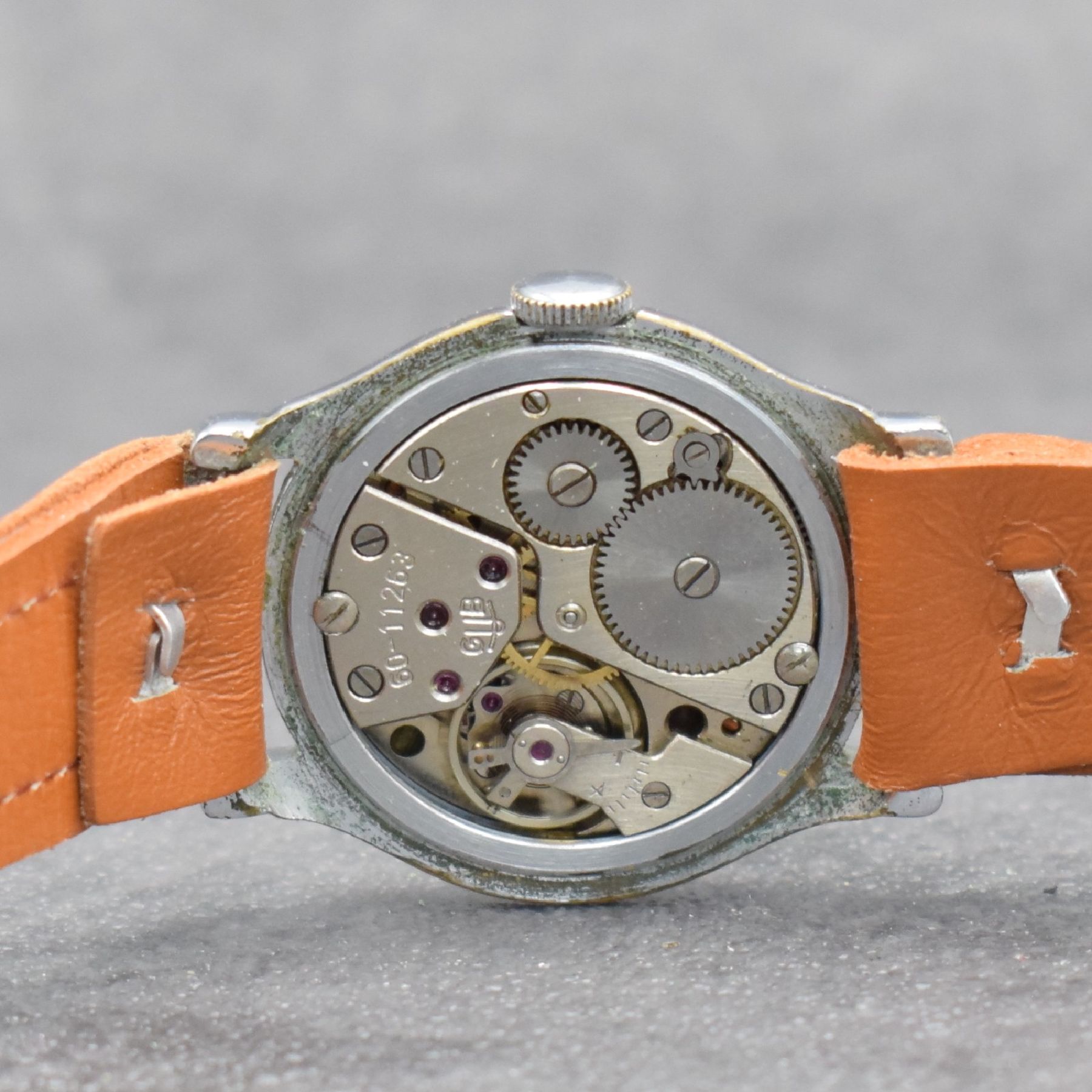 Detail d: GUB Herrenarmbanduhr mit Kaliber 60, Handaufzug, DDR um 1952, verchr. Metallgeh. m. ausgef. Bandanst. ber., Edelstahlboden aufgedr., schwarzes ...
