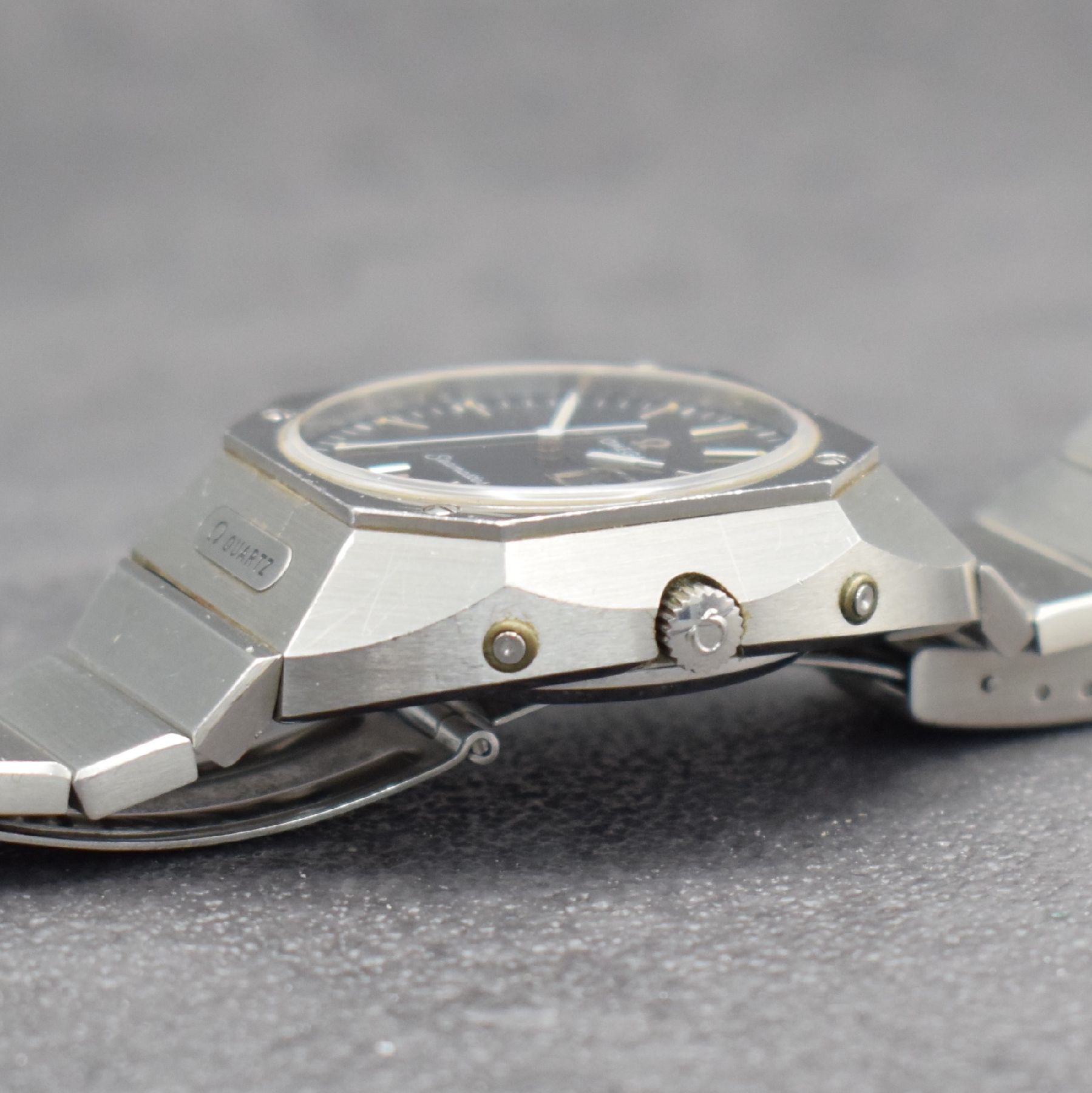 Detail e: OMEGA Herrenarmbanduhr Modell Seamaster, Ref. 1960054, Schweiz um 1977, Edelstahlgeh. inkl. Gliederband m. Faltschl., Boden m. Seepferdchenlogo ...