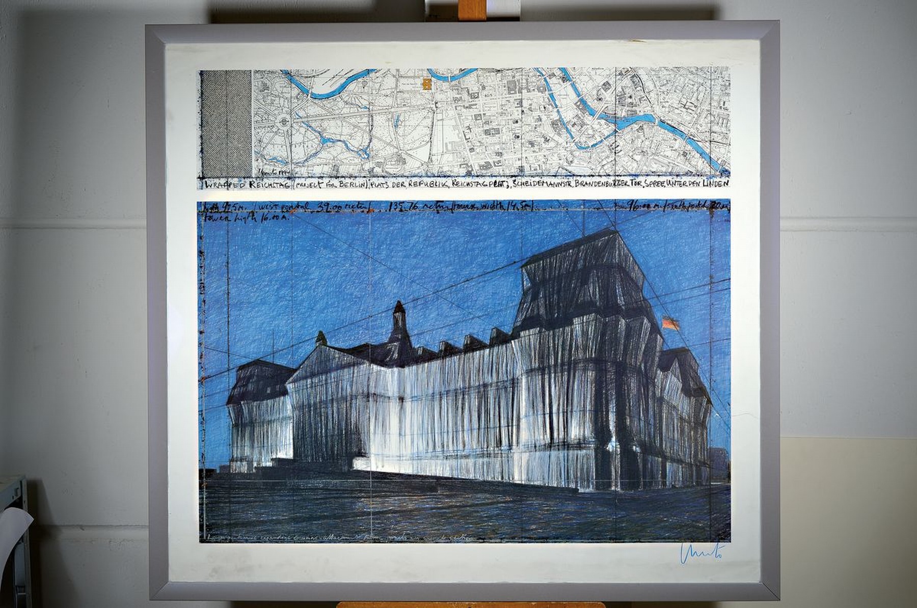 Detail k: Christo und Jeanne-Claude, Wrapped Reichstag, Farboffset, handsigniert, ca. 99x110cm, Blattränder verschmutzt, rechts unten eingerissen