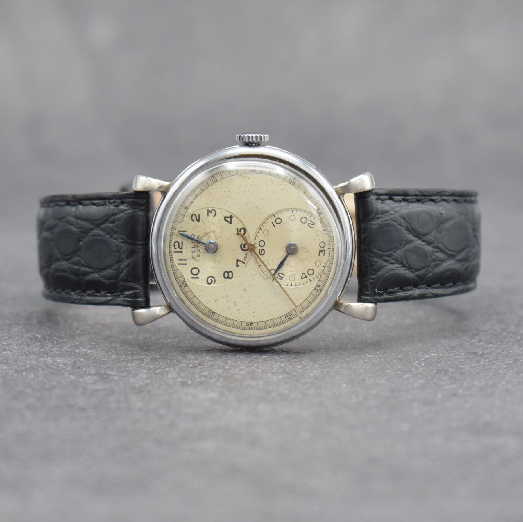ZELCO EXTRA Regulateur Herrenarmbanduhr, Schweiz um 1940, Handaufzug, verchr. Geh., Edelstahlboden & Glasrand aufgedr., silb. Duoton-Zifferbl. ...