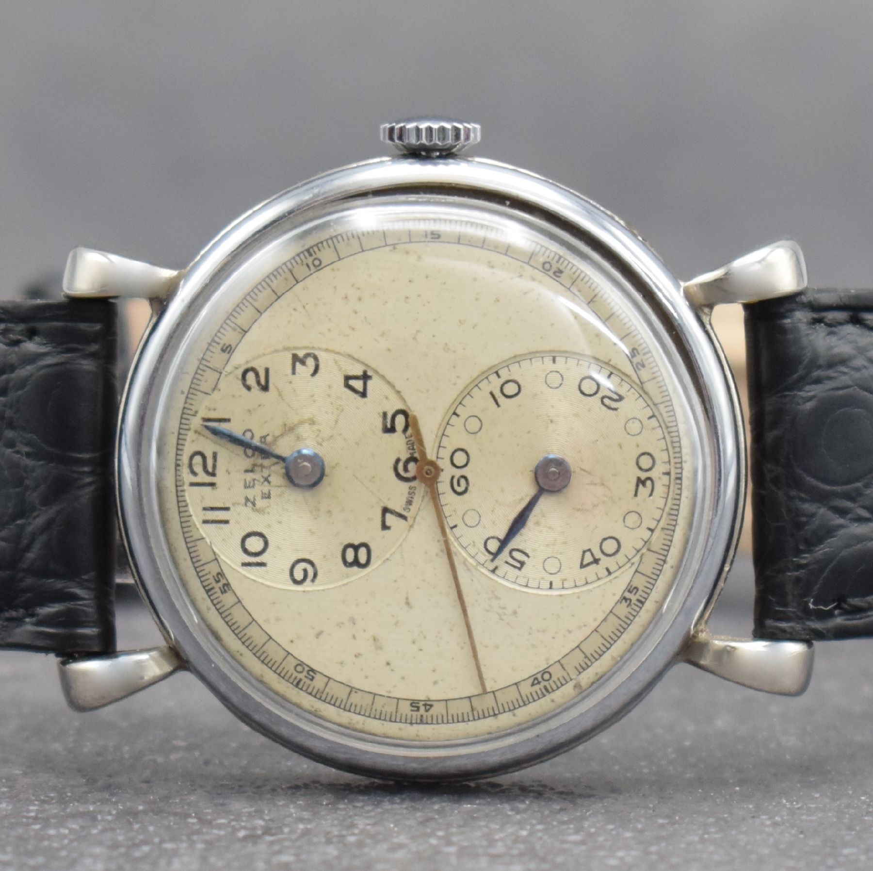 Detail a: ZELCO EXTRA Regulateur Herrenarmbanduhr, Schweiz um 1940, Handaufzug, verchr. Geh., Edelstahlboden & Glasrand aufgedr., silb. Duoton-Zifferbl. ...