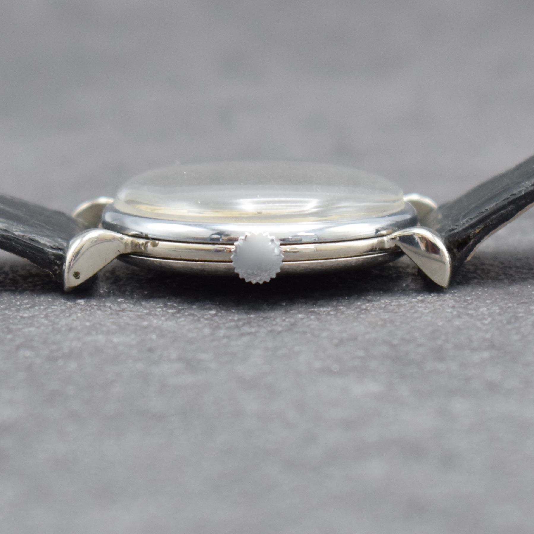 Detail d: ZELCO EXTRA Regulateur Herrenarmbanduhr, Schweiz um 1940, Handaufzug, verchr. Geh., Edelstahlboden & Glasrand aufgedr., silb. Duoton-Zifferbl. ...