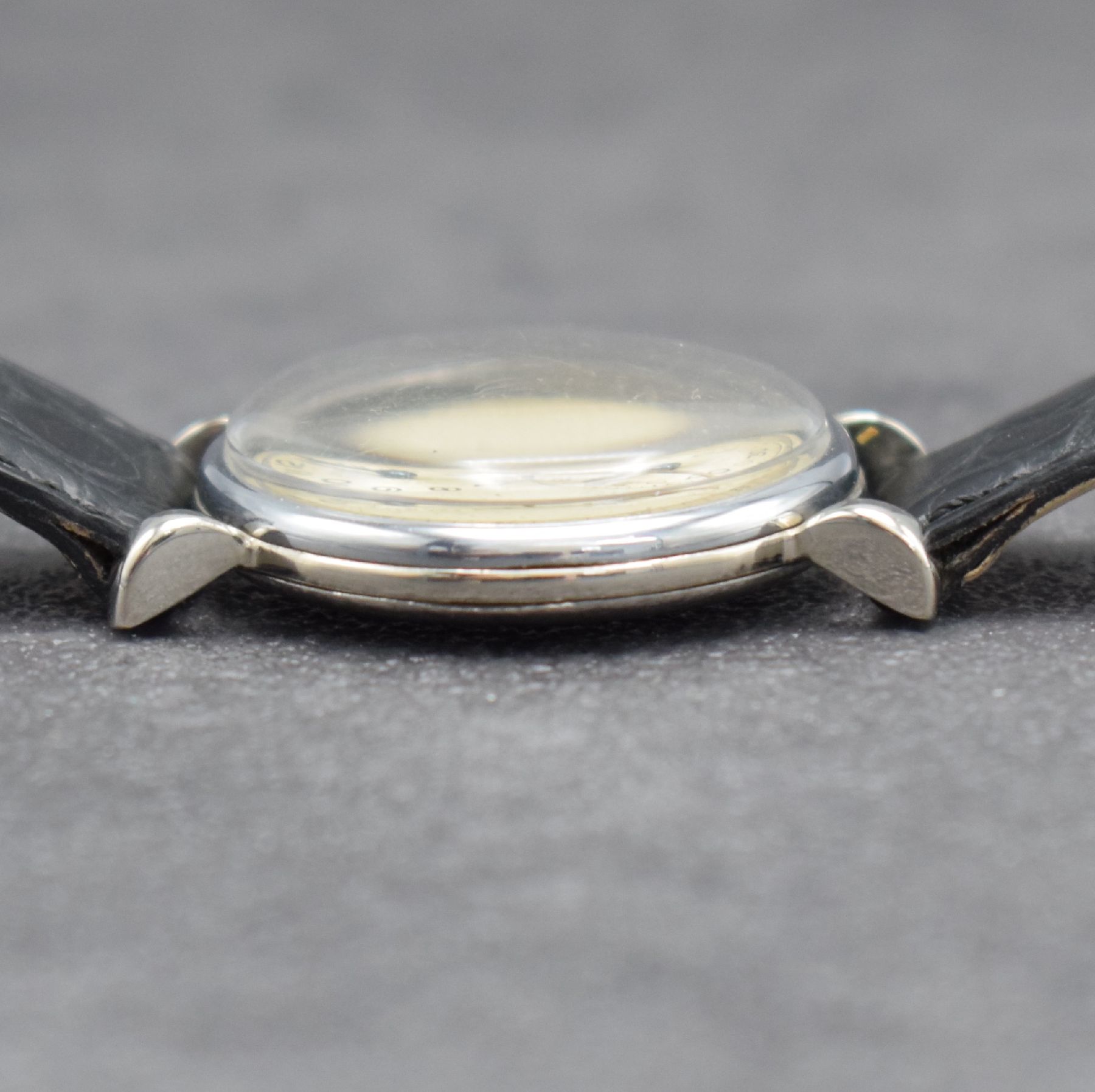 Detail e: ZELCO EXTRA Regulateur Herrenarmbanduhr, Schweiz um 1940, Handaufzug, verchr. Geh., Edelstahlboden & Glasrand aufgedr., silb. Duoton-Zifferbl. ...