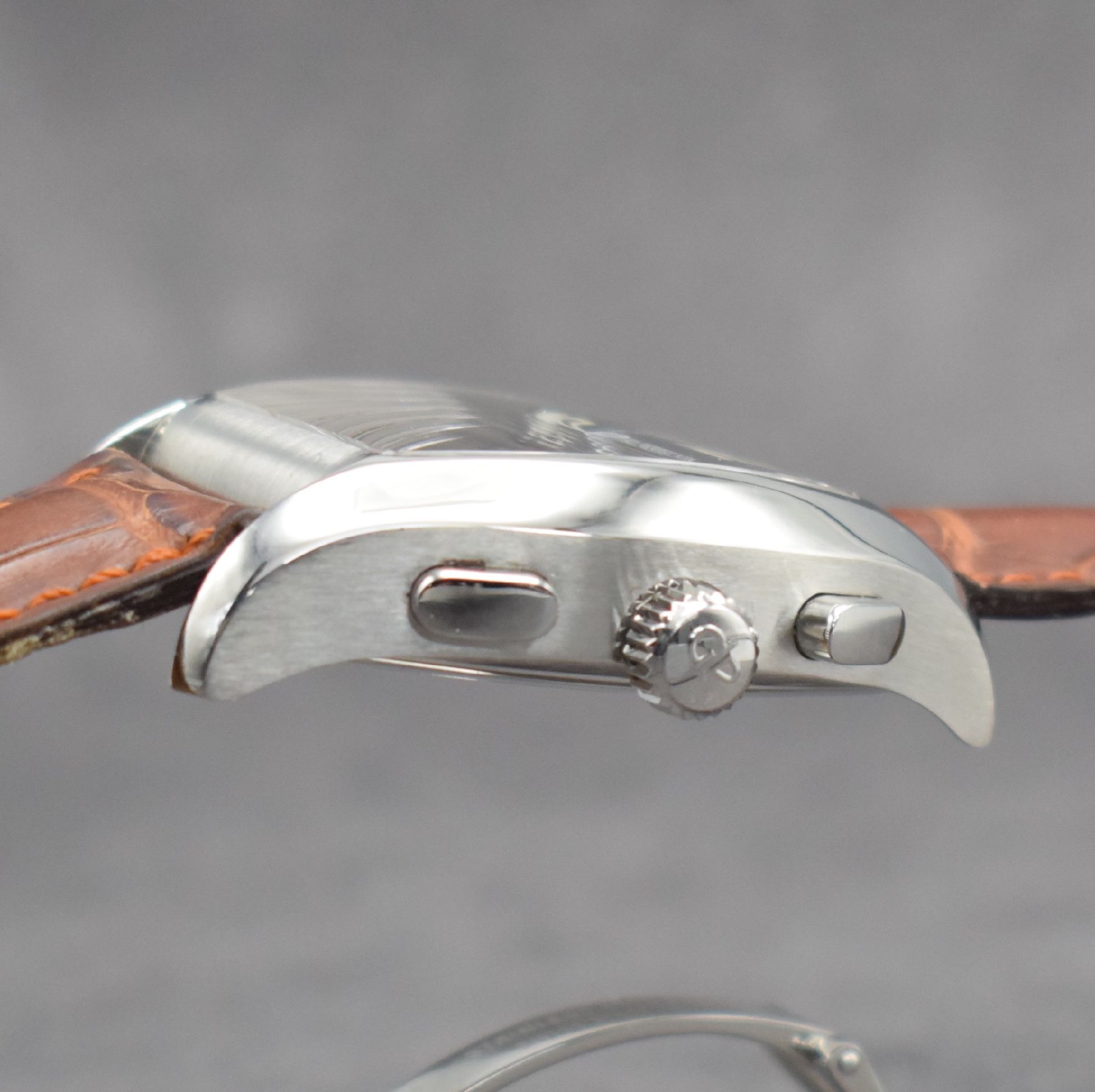 Detail e: GIRARD PERREGAUX pour Ferrari 275 GTB limitierte Herrenarmbanduhr mit Chronograph, Schweiz um 2005, Automatik, Ref. 27650, auf 275 Stück limitiertes ...