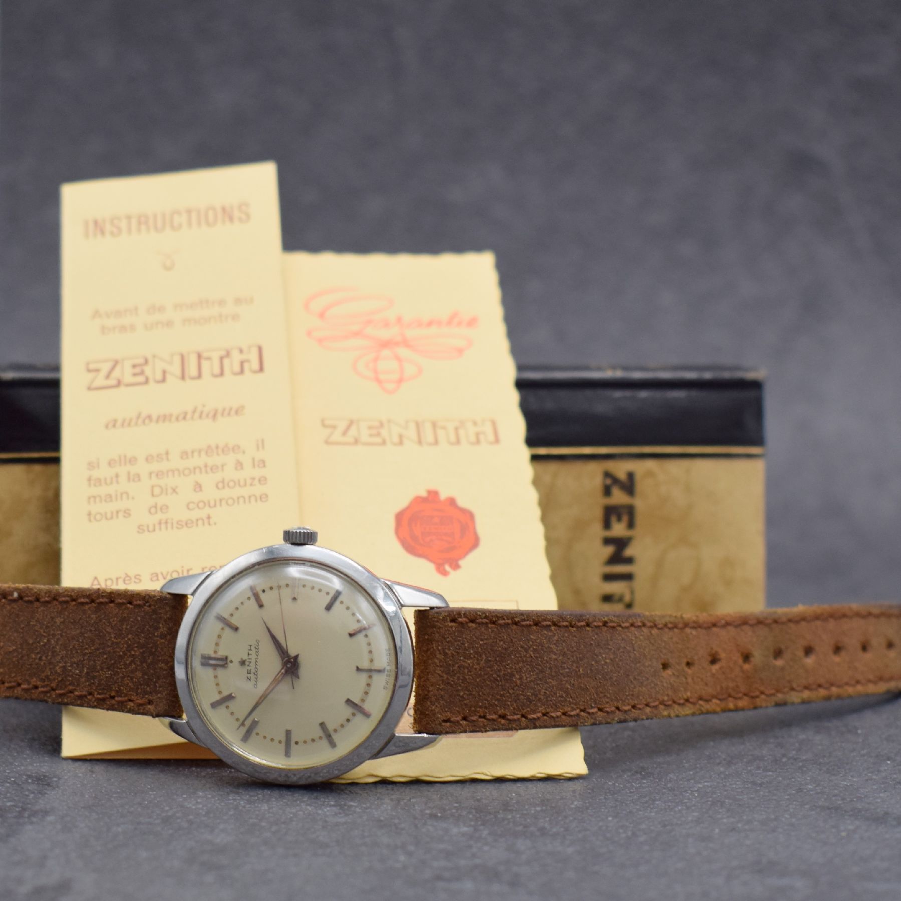 Detail j: ZENITH Herrenarmbanduhr mit original Etui, Garantieschein & Beschreibung Kal. 133.8, Schweiz verk. lt. G.-Schein 03/1956, Hammerautomatik, ...