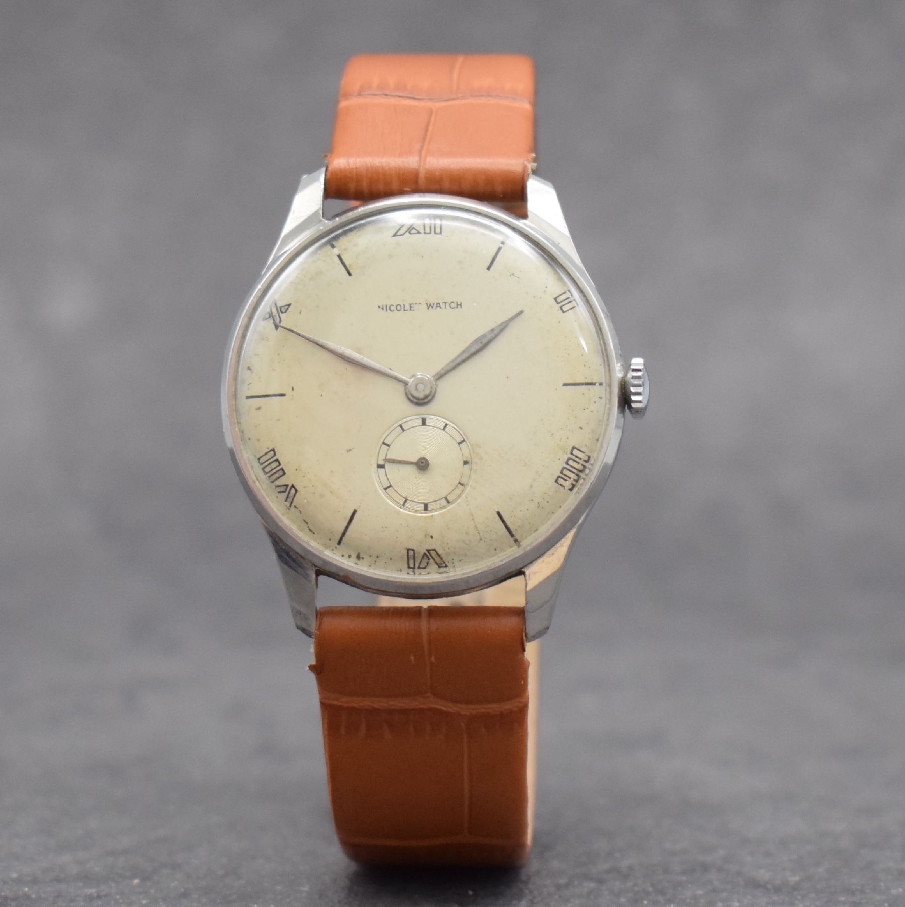 Detail b: NICOLET WATCH Herrenarmbanduhr, Schweiz 1940er Jahre, Handaufzug, 3-teil. Gehäuse in Stahl, Boden & Glasrand aufgedr., silb. Zifferbl. m. röm. ...