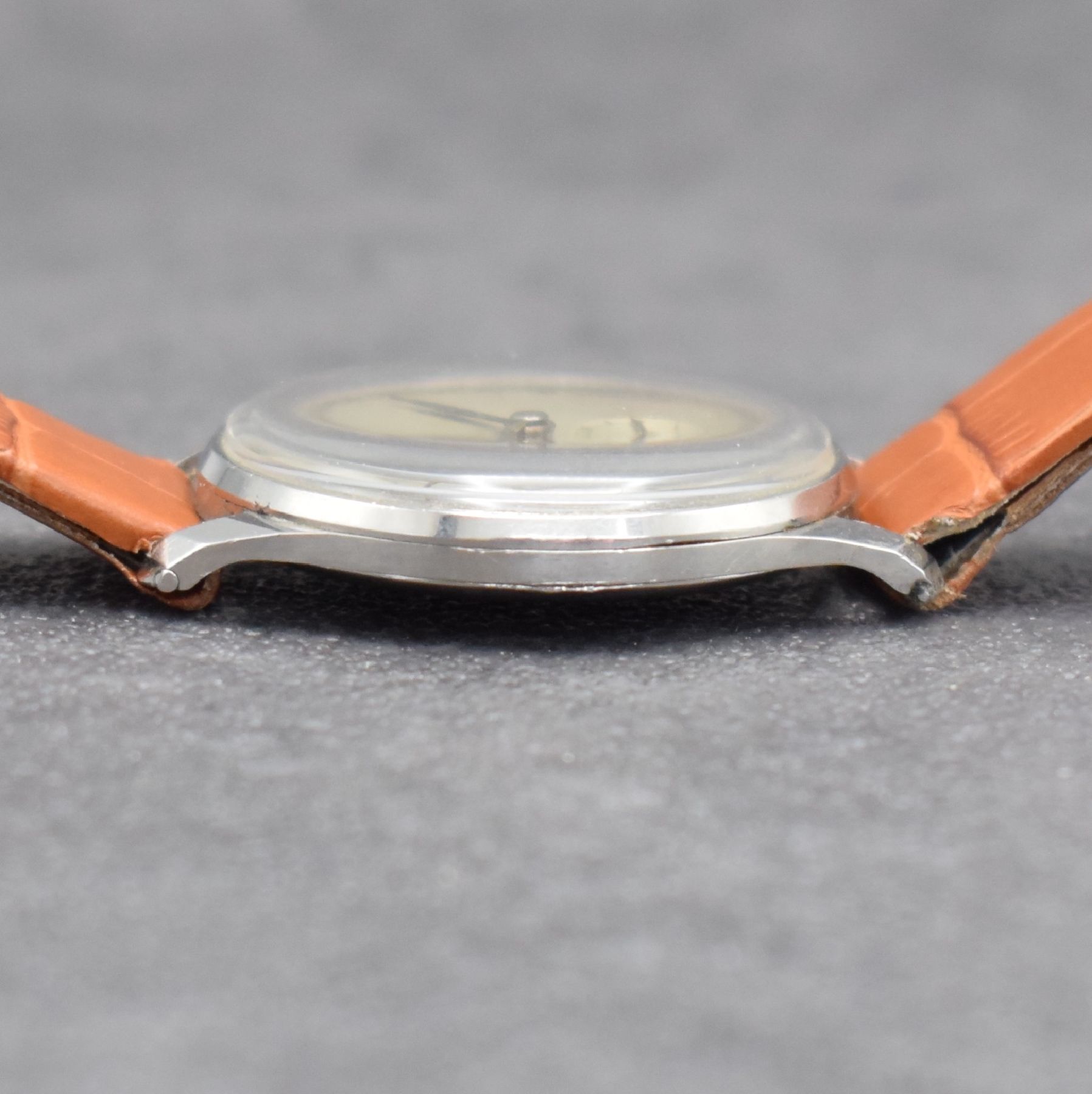 Detail d: NICOLET WATCH Herrenarmbanduhr, Schweiz 1940er Jahre, Handaufzug, 3-teil. Gehäuse in Stahl, Boden & Glasrand aufgedr., silb. Zifferbl. m. röm. ...