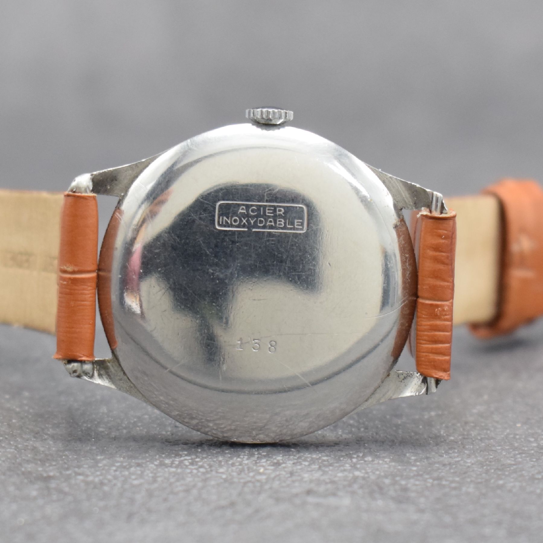 Detail e: NICOLET WATCH Herrenarmbanduhr, Schweiz 1940er Jahre, Handaufzug, 3-teil. Gehäuse in Stahl, Boden & Glasrand aufgedr., silb. Zifferbl. m. röm. ...