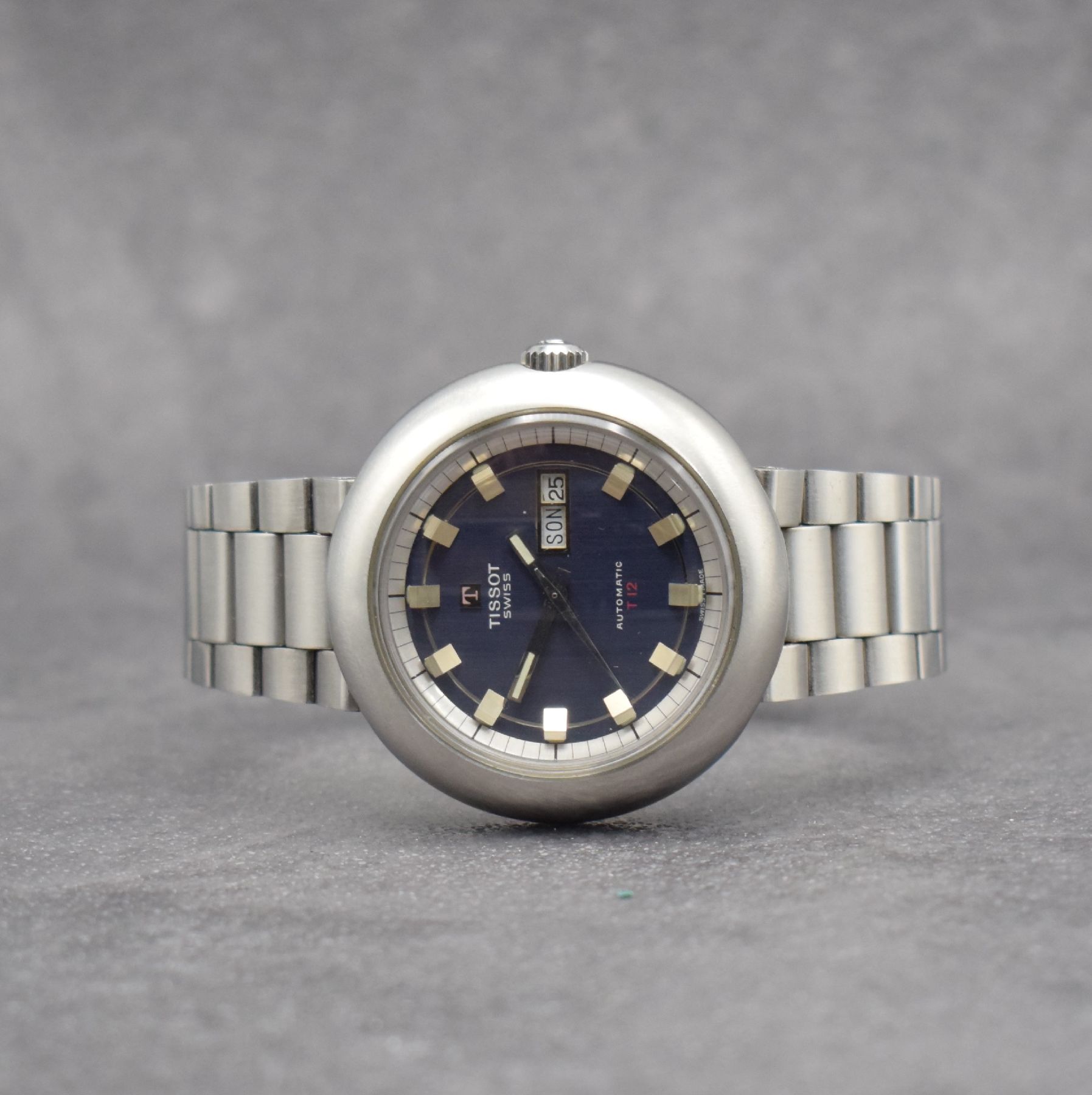 TISSOT seltene, übergroße Herrenarmbanduhr T 12 an original Gay Freres Gliederband, Automatik, Schweiz um 1971, Ref. 46592, Boden verschr., blaues ...