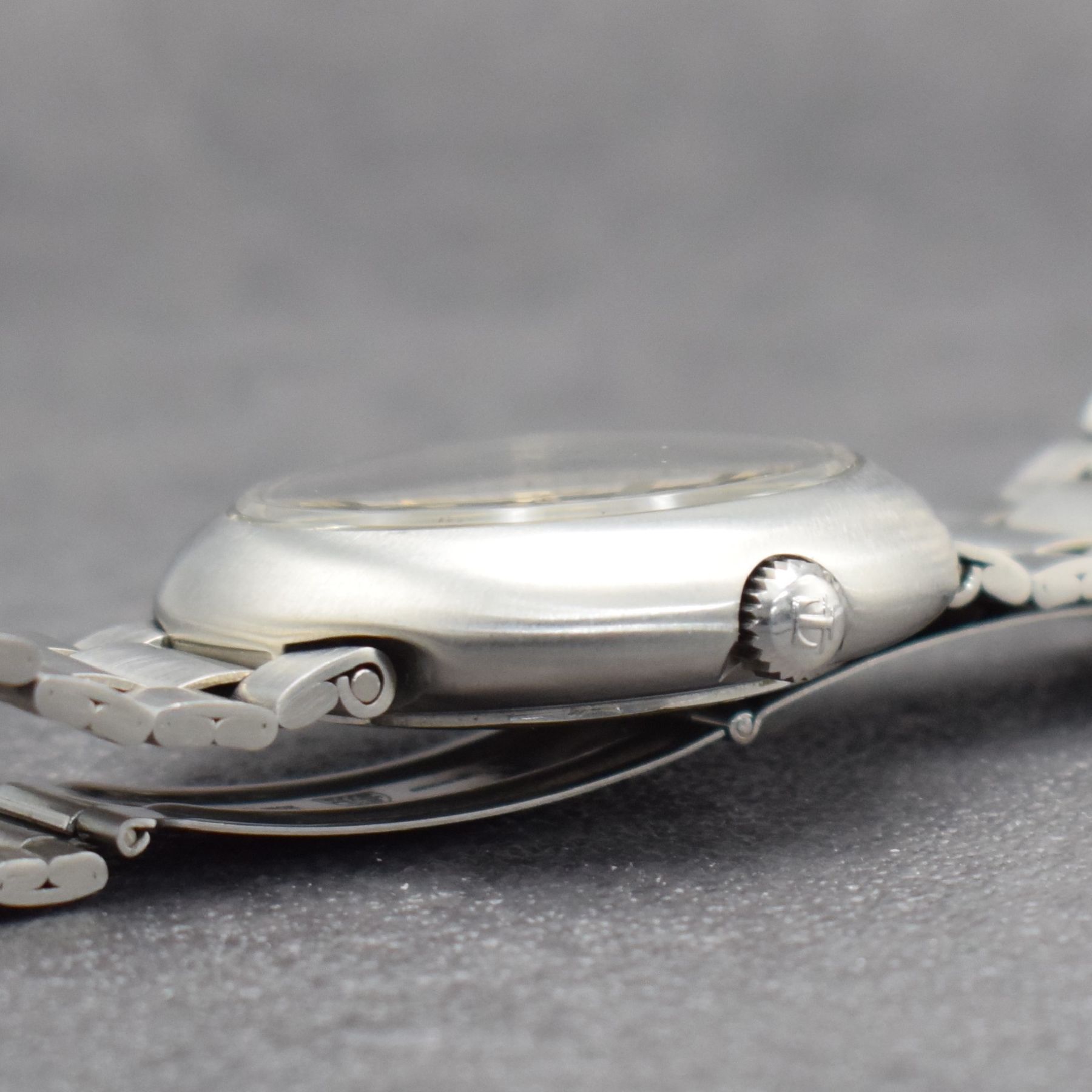Detail e: TISSOT seltene, übergroße Herrenarmbanduhr T 12 an original Gay Freres Gliederband, Automatik, Schweiz um 1971, Ref. 46592, Boden verschr., blaues ...