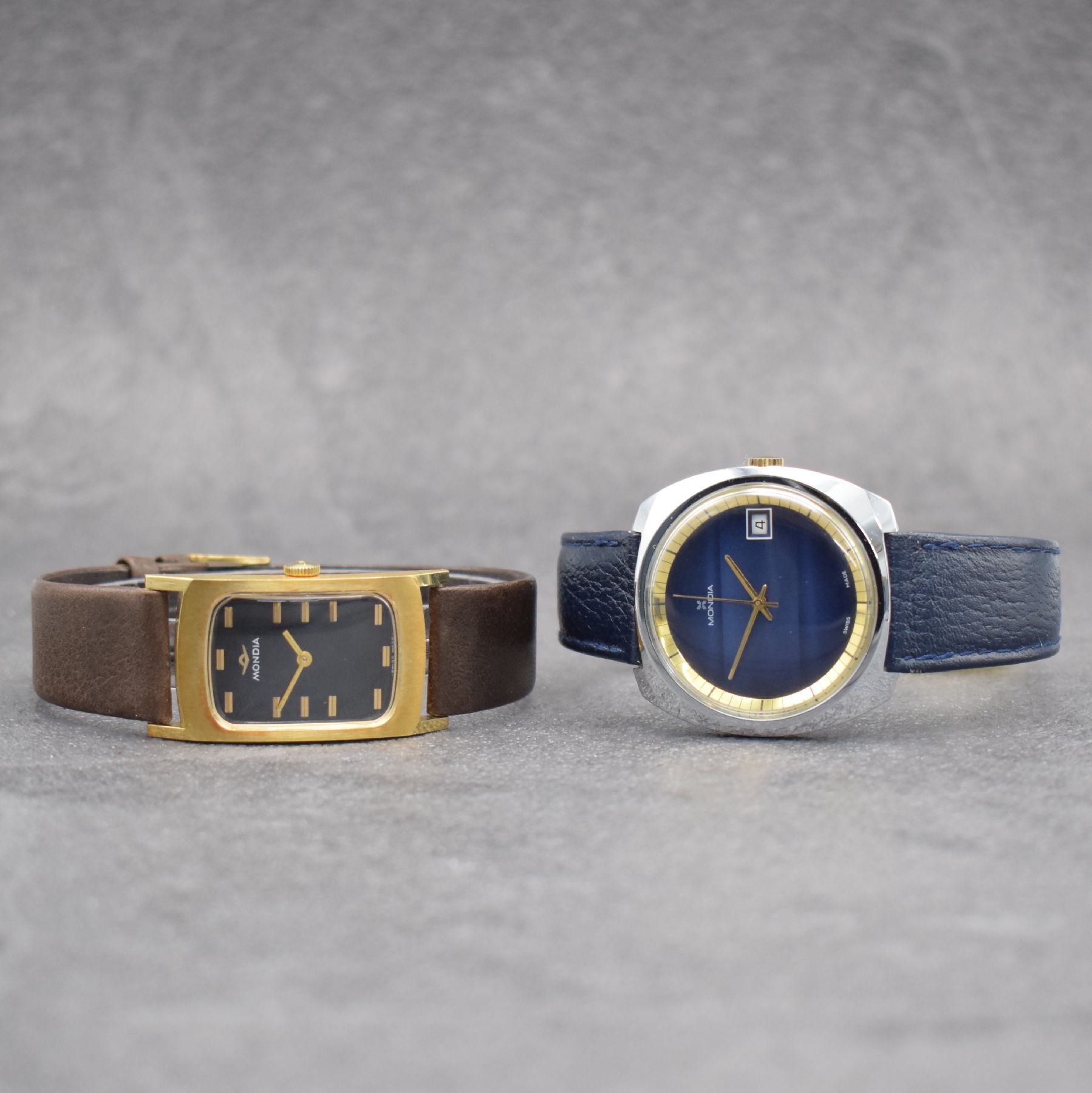 Konvolut: 2 MONDIA Armbanduhren, Schweiz um 1975, beide Handaufzug, 1 x kissenförmiges Geh. verchromt, Edelstahlboden verschr., blaues Zifferbl. m. ...