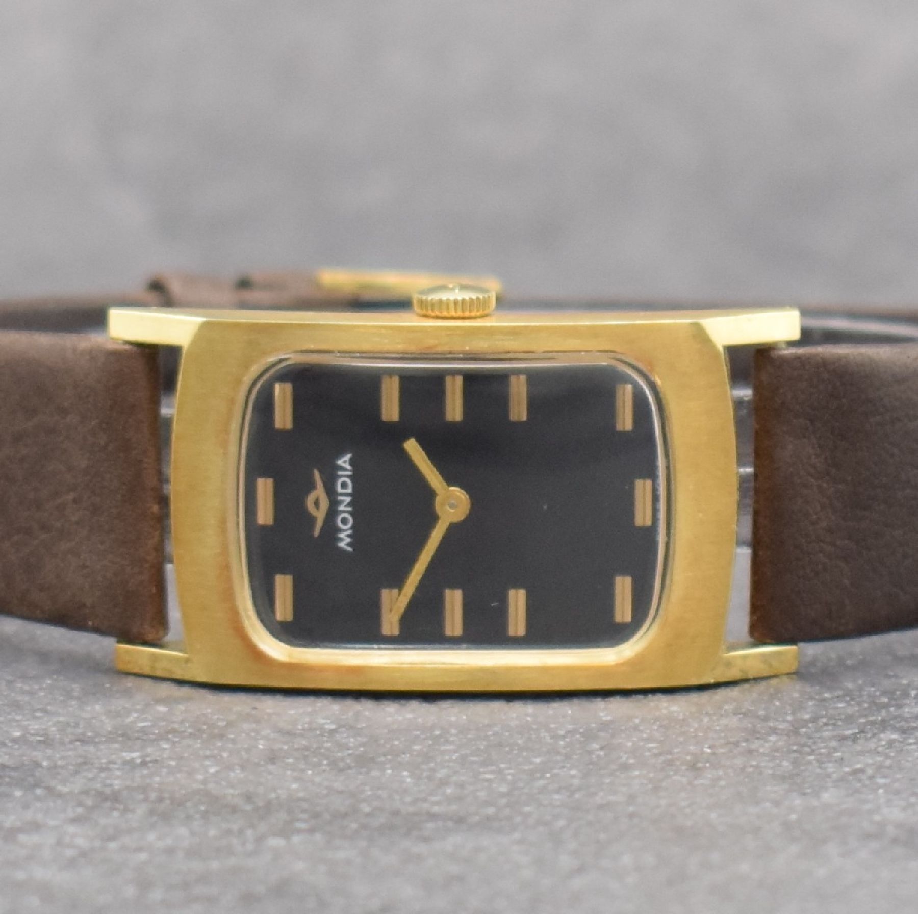 Detail a: Konvolut: 2 MONDIA Armbanduhren, Schweiz um 1975, beide Handaufzug, 1 x kissenförmiges Geh. verchromt, Edelstahlboden verschr., blaues Zifferbl. m. ...