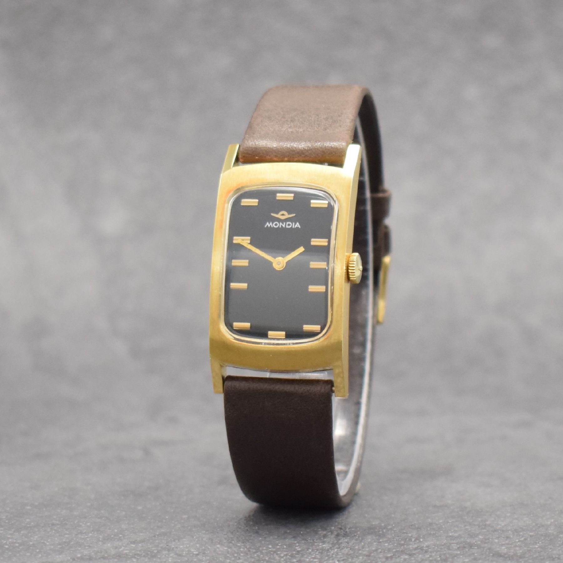 Detail b: Konvolut: 2 MONDIA Armbanduhren, Schweiz um 1975, beide Handaufzug, 1 x kissenförmiges Geh. verchromt, Edelstahlboden verschr., blaues Zifferbl. m. ...